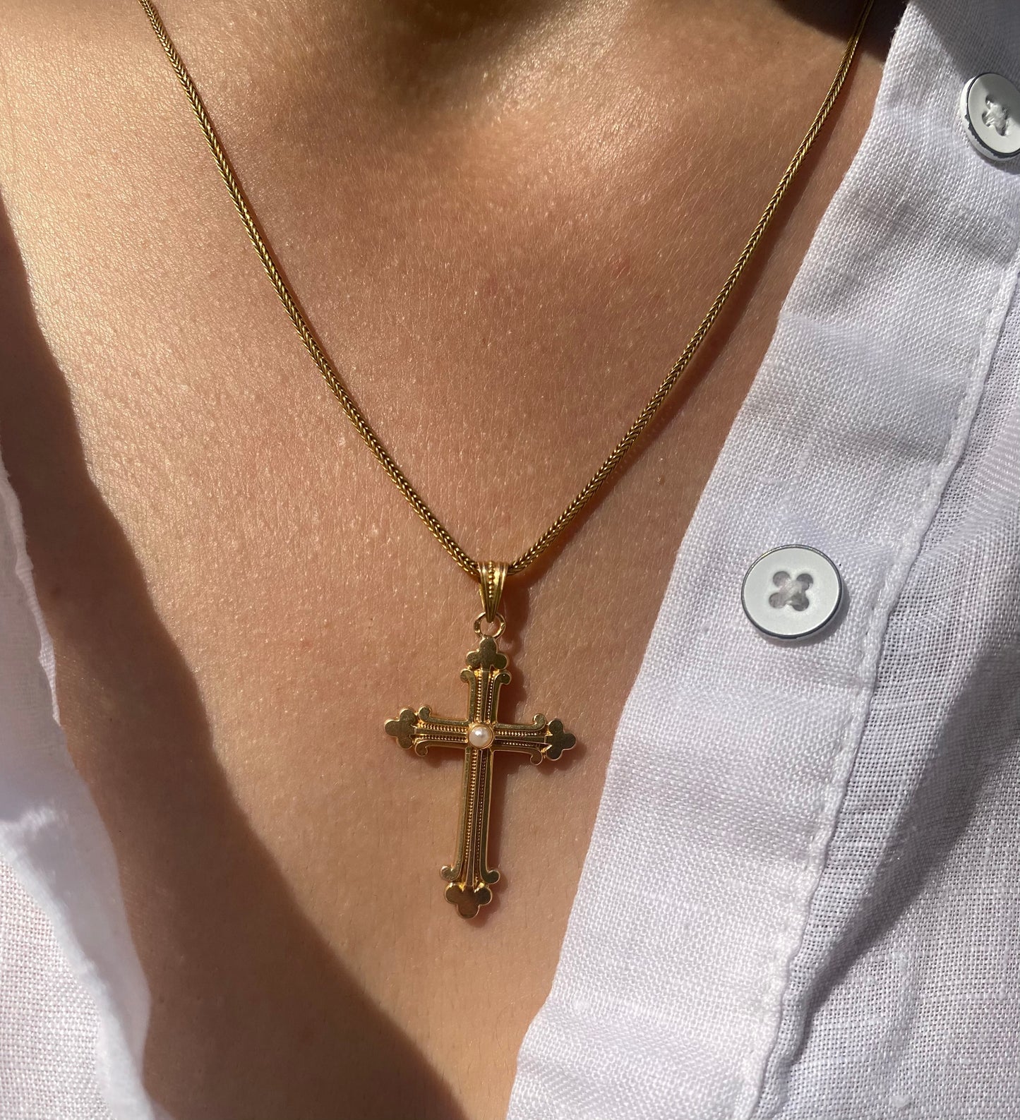 Croix ancienne en or 18 carats et perle – Pendentif style néogothique, fin 19e siècle