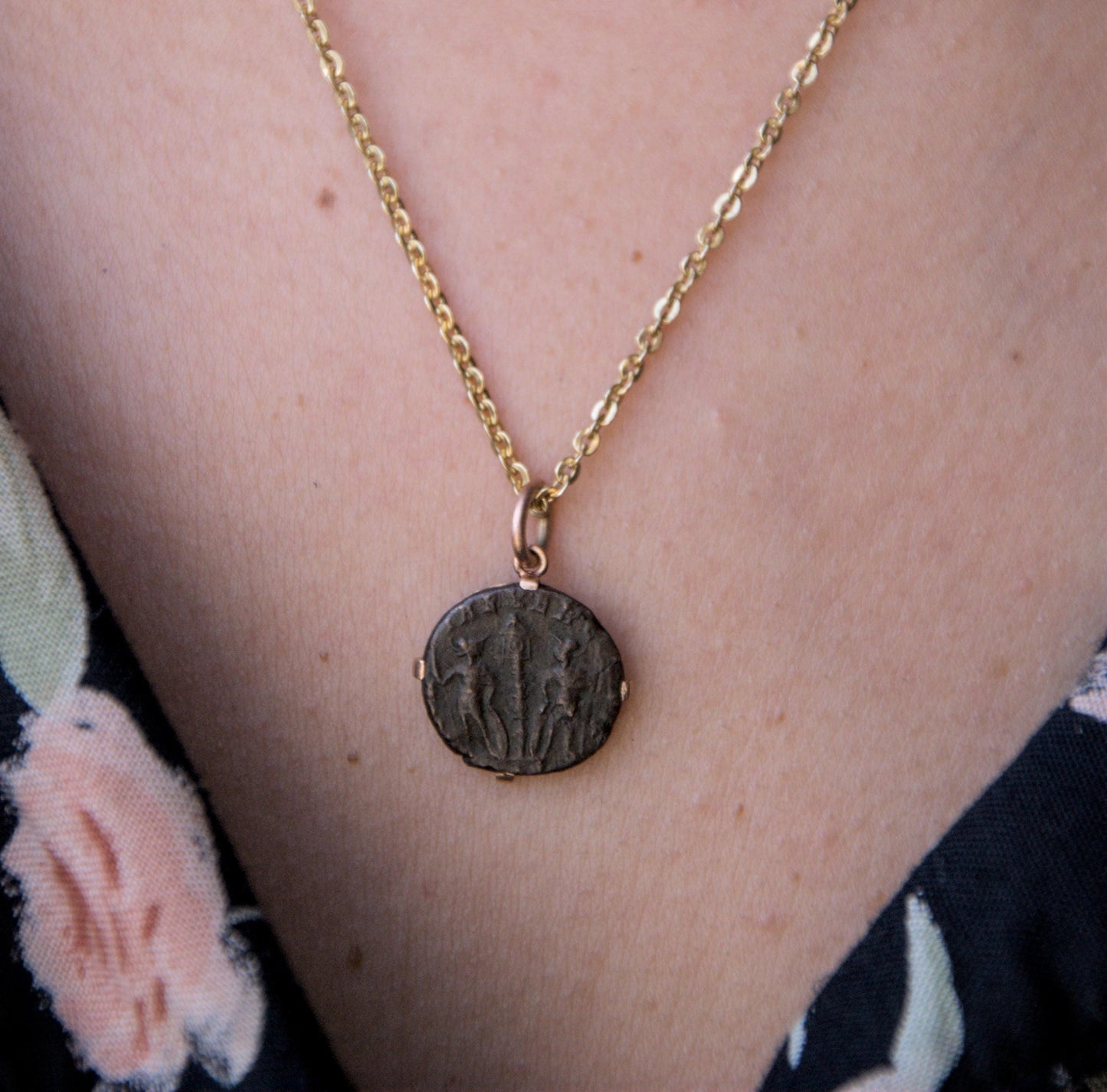 Pendentif pièce de monnaie romaine en bronze montée sur or 18K