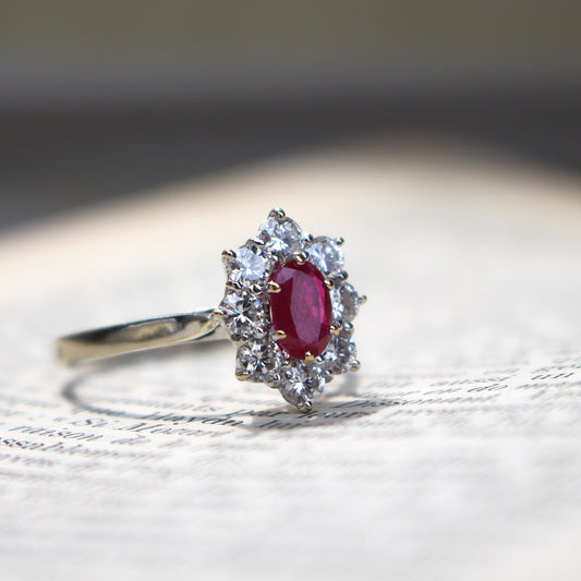 Bague de fiançailles marguerite en or blanc 18k avec rubis entourage diamants