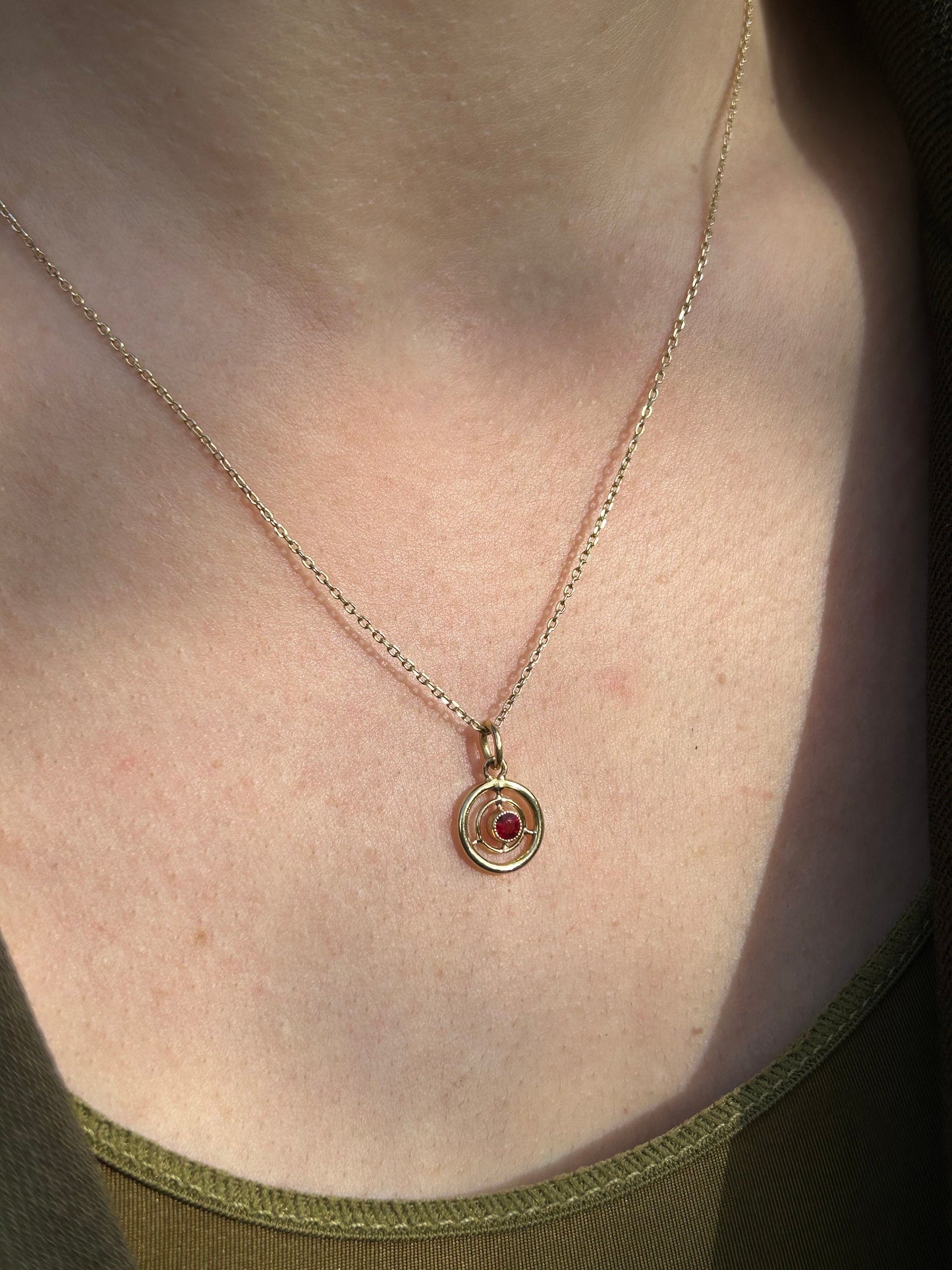 Pendentif cercles concentriques en or jaune 18k avec grenat naturel