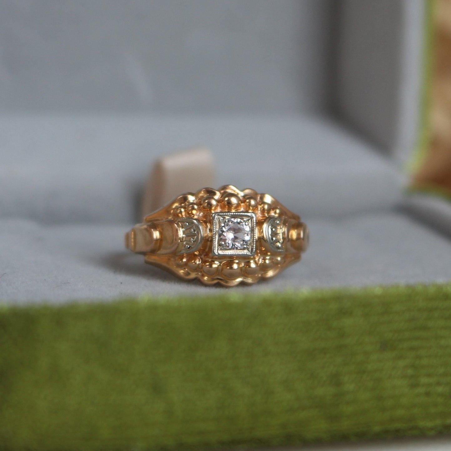 Bague Tank en or rose 18k orné d'un diamant GVS 0,10ct – Chevalière femme vintage style Art Déco années 40