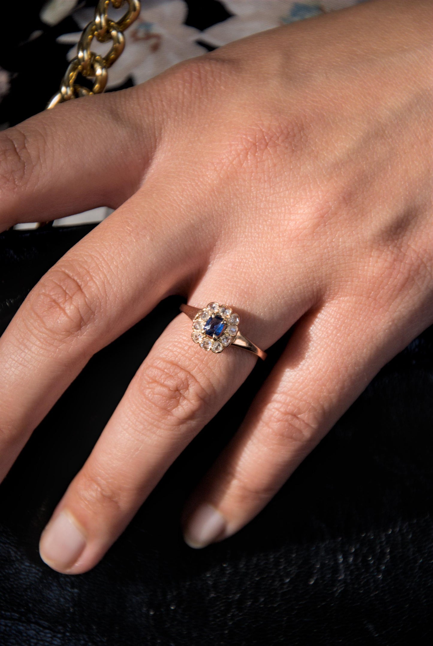 Bague de fiançailles marguerite Belle époque, or 18k saphir bleu et entourage diamants