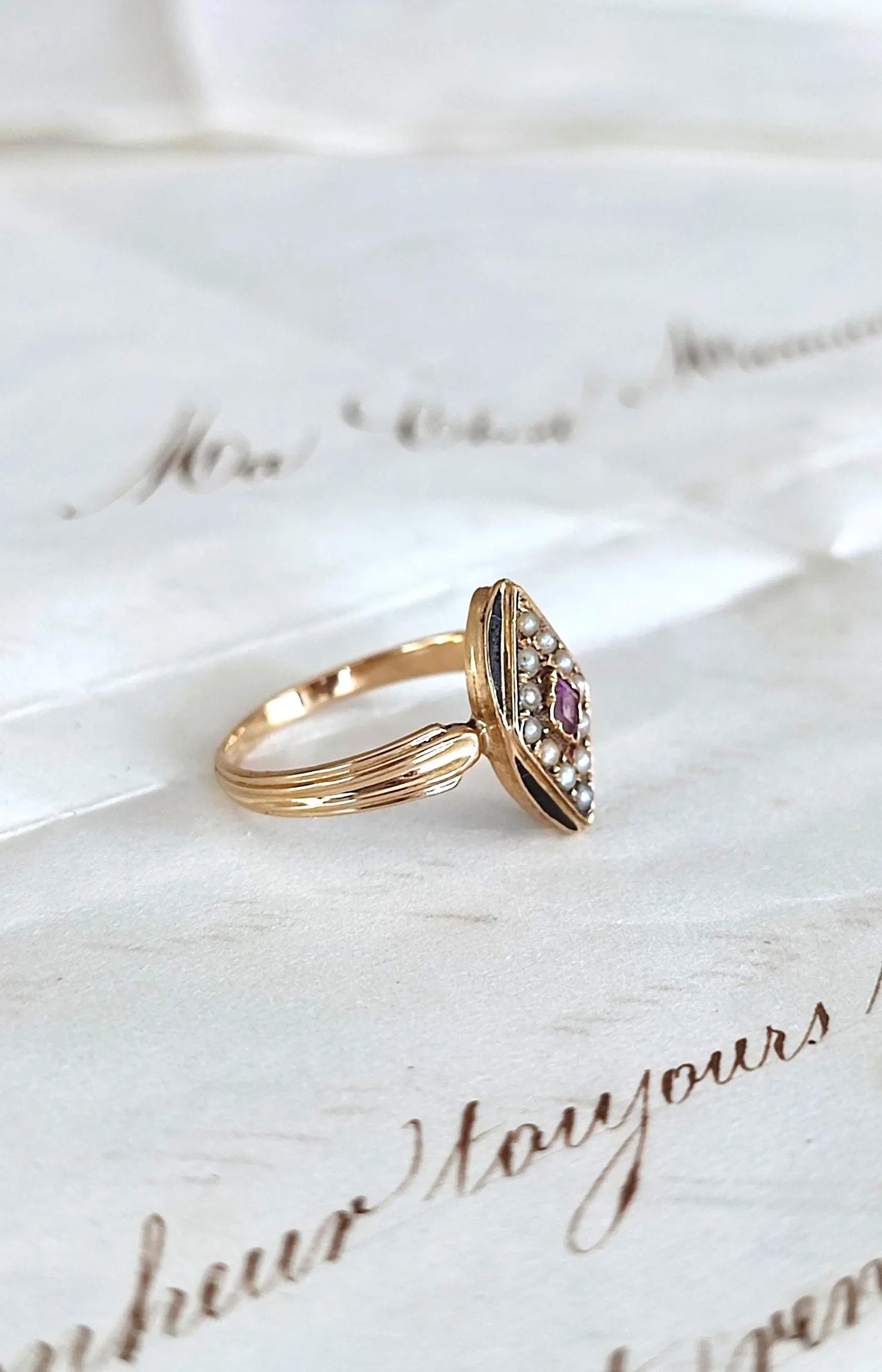 Bague marquise Napoléon III en or rose 18k, saphir rose, perles fines et émail noir - bijou de sentiment