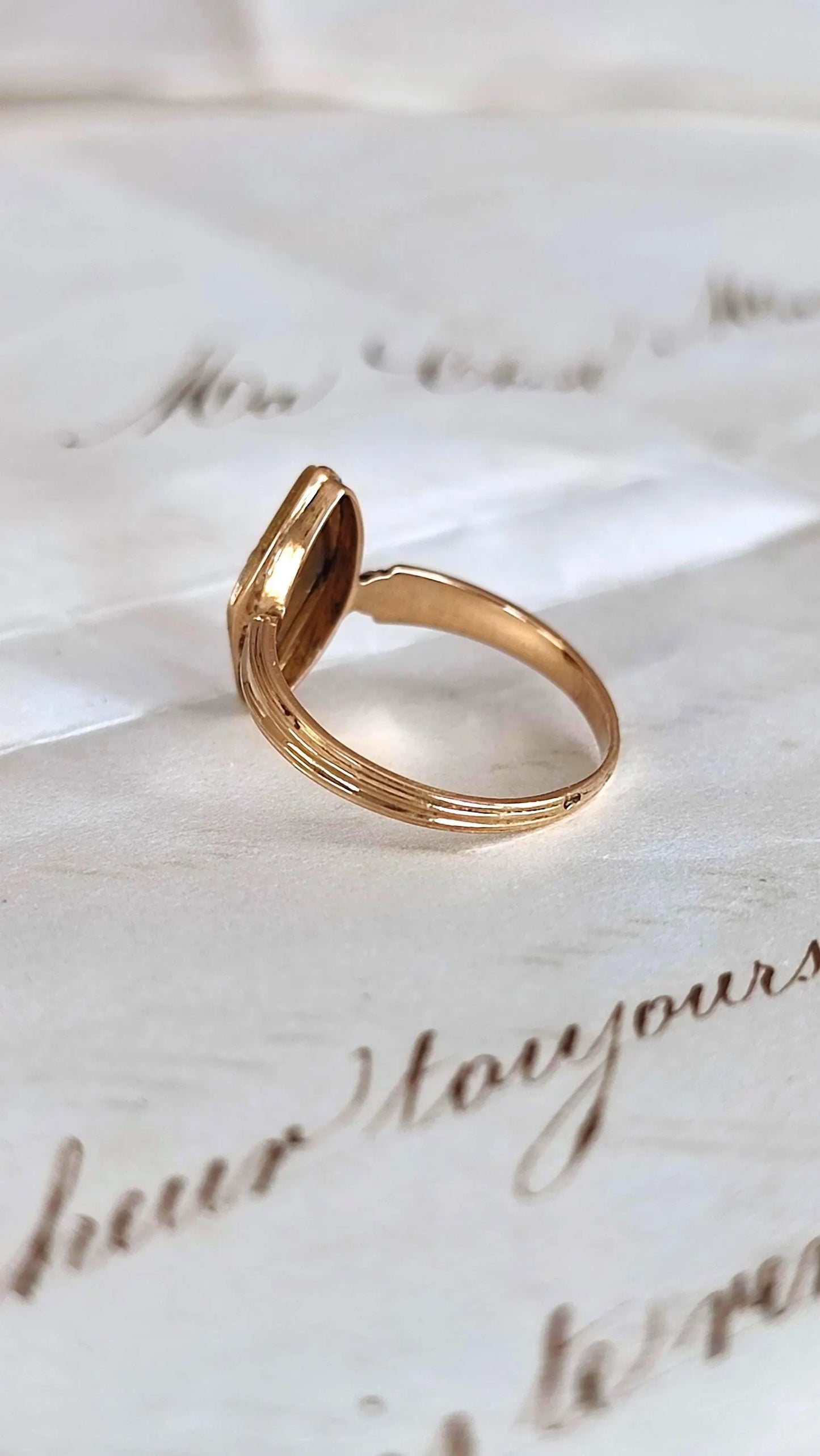 Bague marquise Napoléon III en or rose 18k, saphir rose, perles fines et émail noir - bijou de sentiment