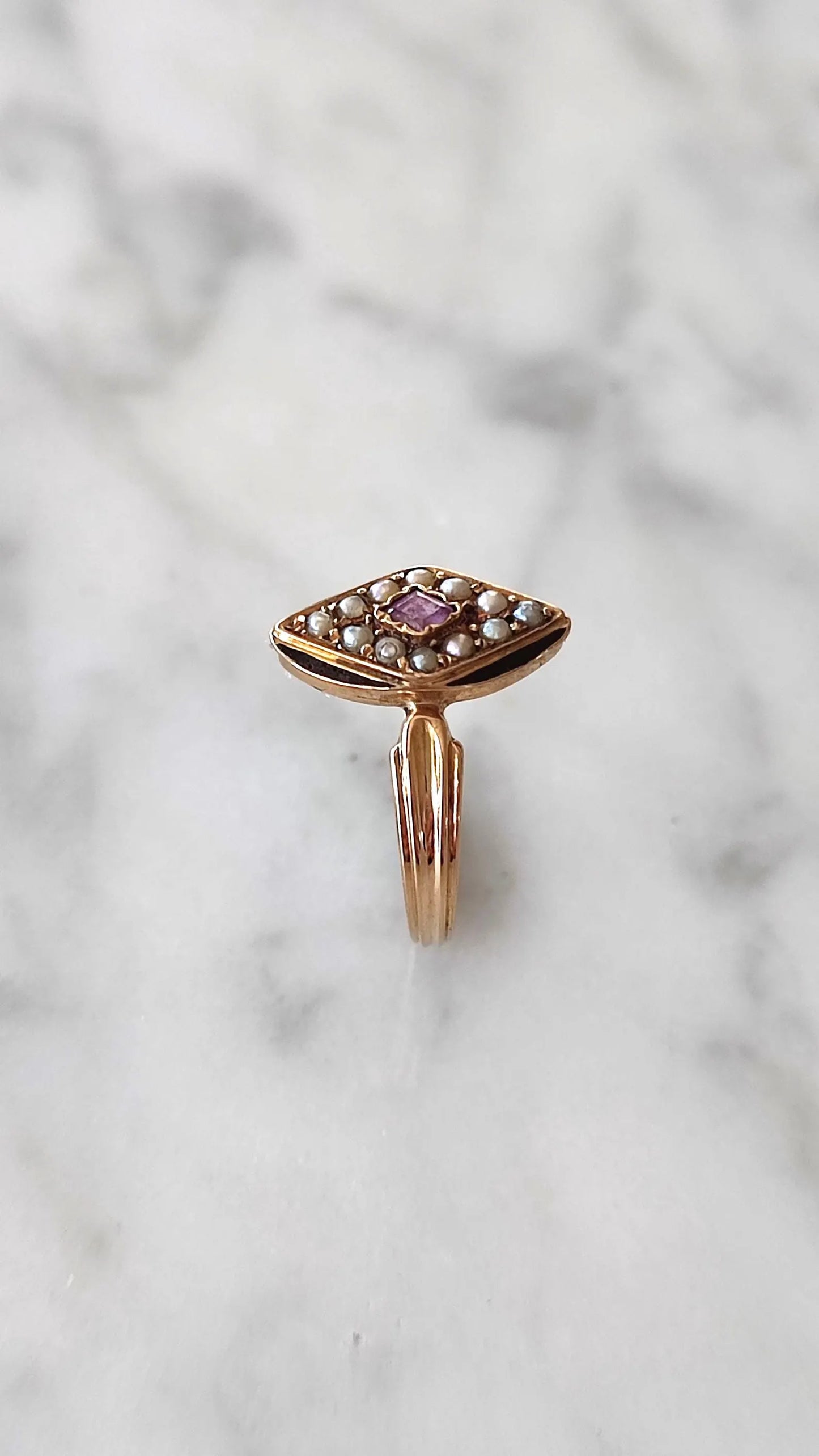 Bague marquise Napoléon III en or rose 18k, saphir rose, perles fines et émail noir - bijou de sentiment