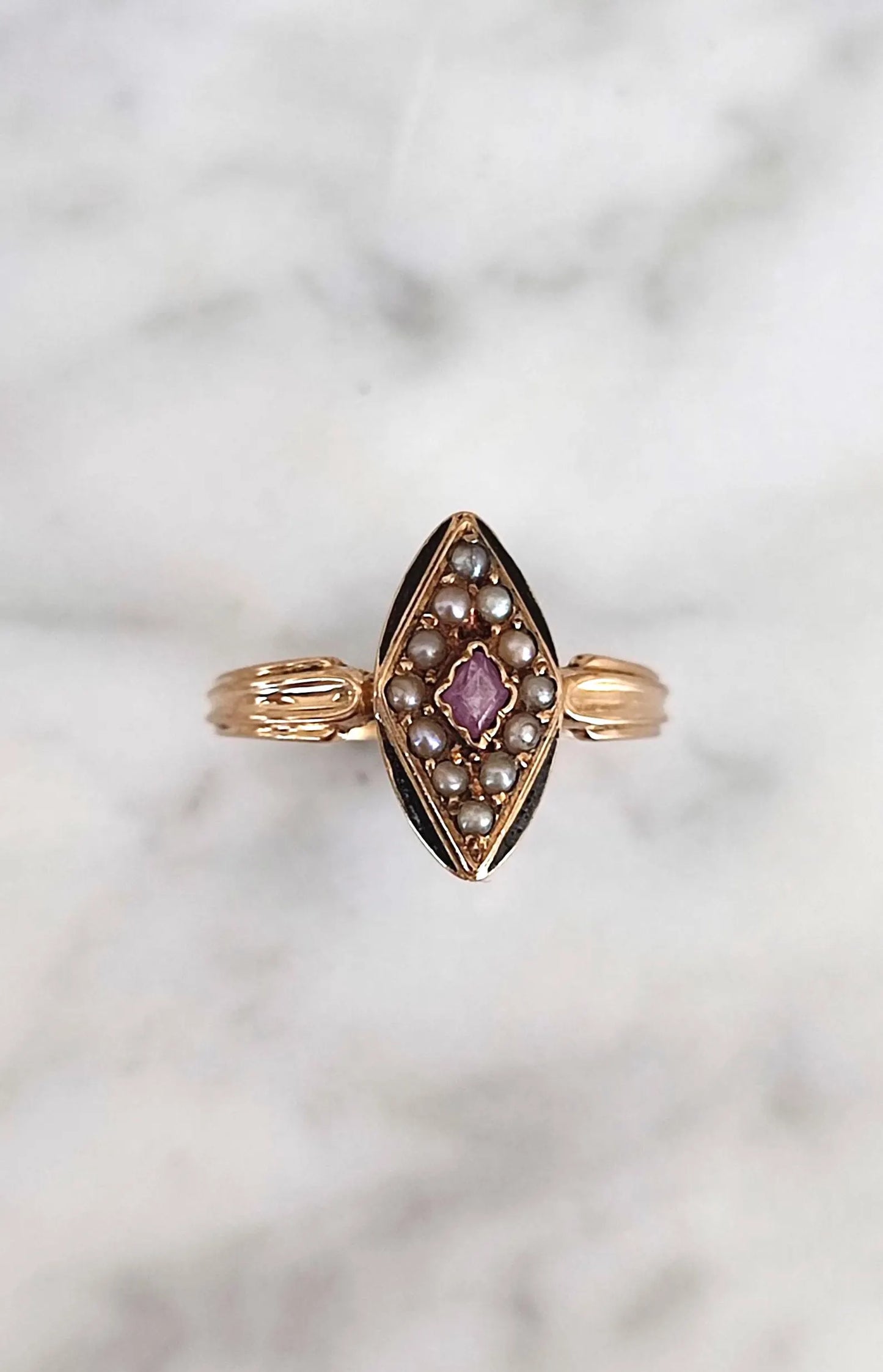 Bague marquise Napoléon III en or rose 18k, saphir rose, perles fines et émail noir - bijou de sentiment