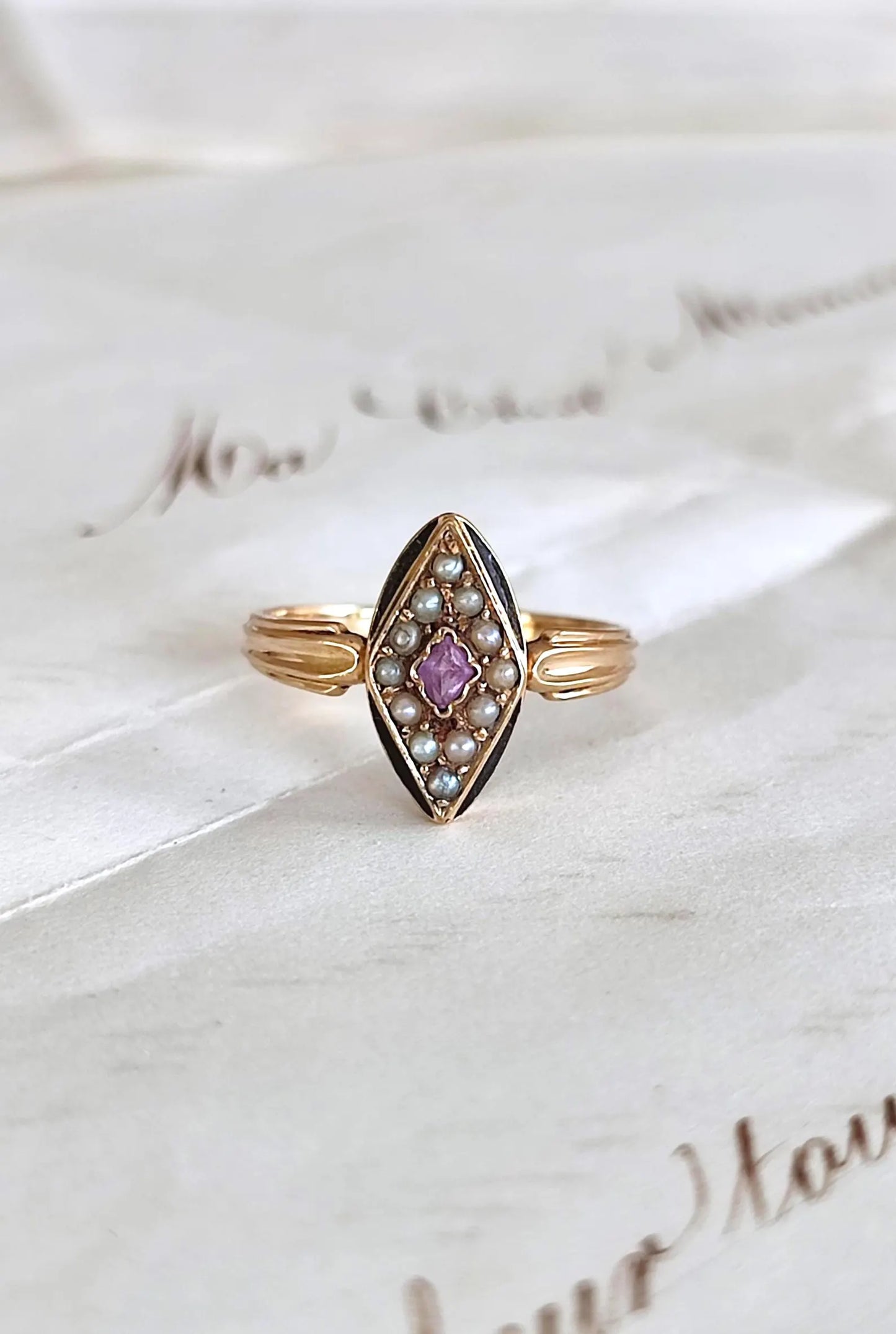 Bague marquise Napoléon III en or rose 18k, saphir rose, perles fines et émail noir - bijou de sentiment