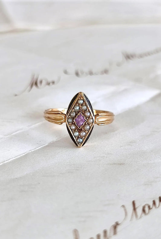 Bague marquise Napoléon III en or rose 18k, saphir rose, perles fines et émail noir - bijou de sentiment