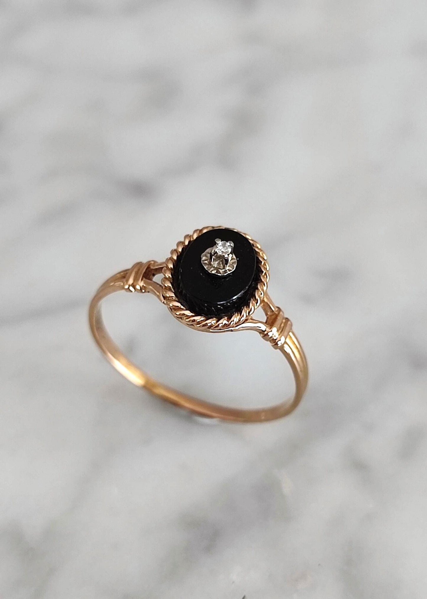 Bague ancienne en or jaune 18k, onyx et diamant - Art Déco
