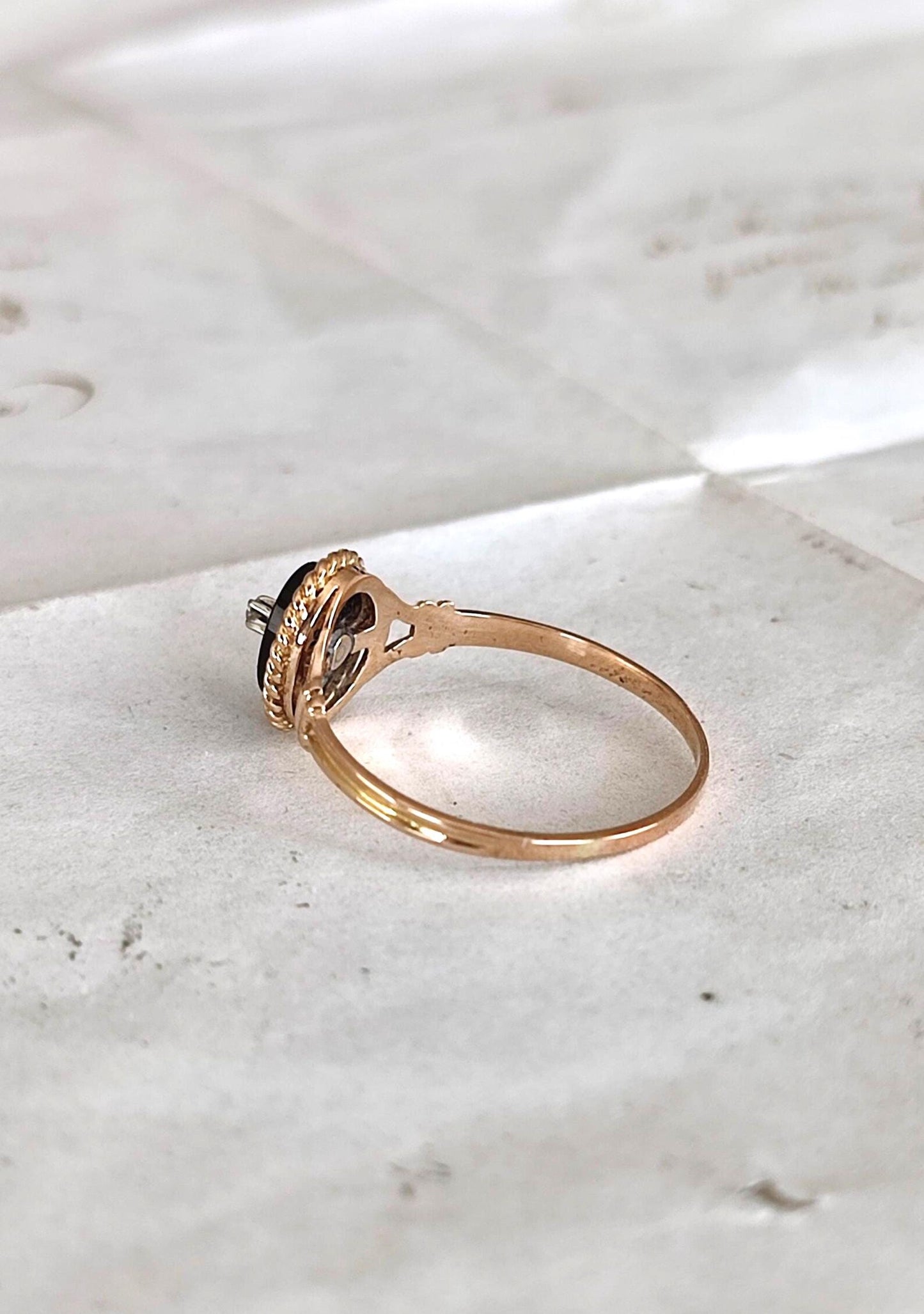 Bague ancienne en or jaune 18k, onyx et diamant - Art Déco