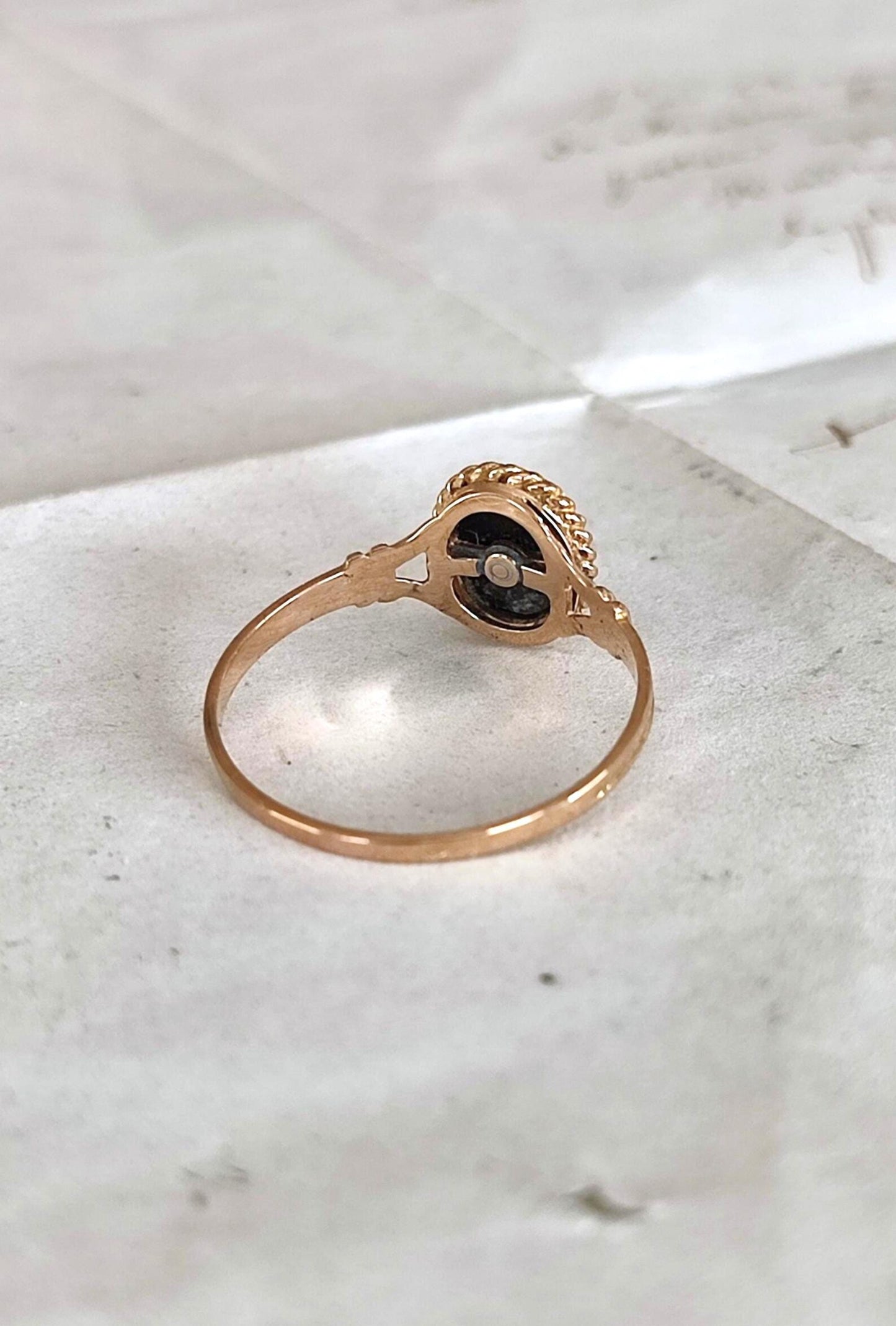 Bague ancienne en or jaune 18k, onyx et diamant - Art Déco