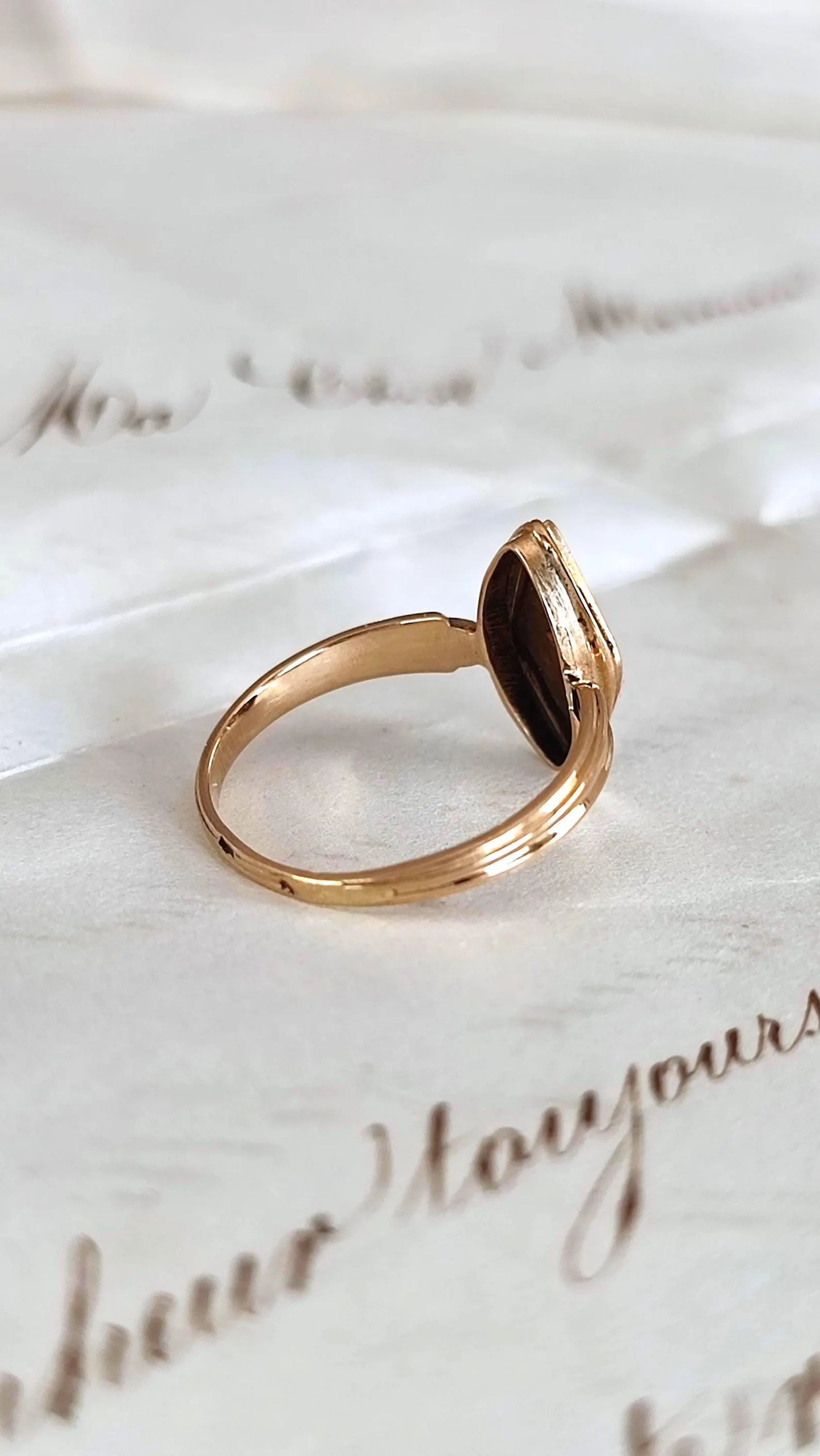 Bague marquise Napoléon III en or rose 18k, saphir rose, perles fines et émail noir - bijou de sentiment