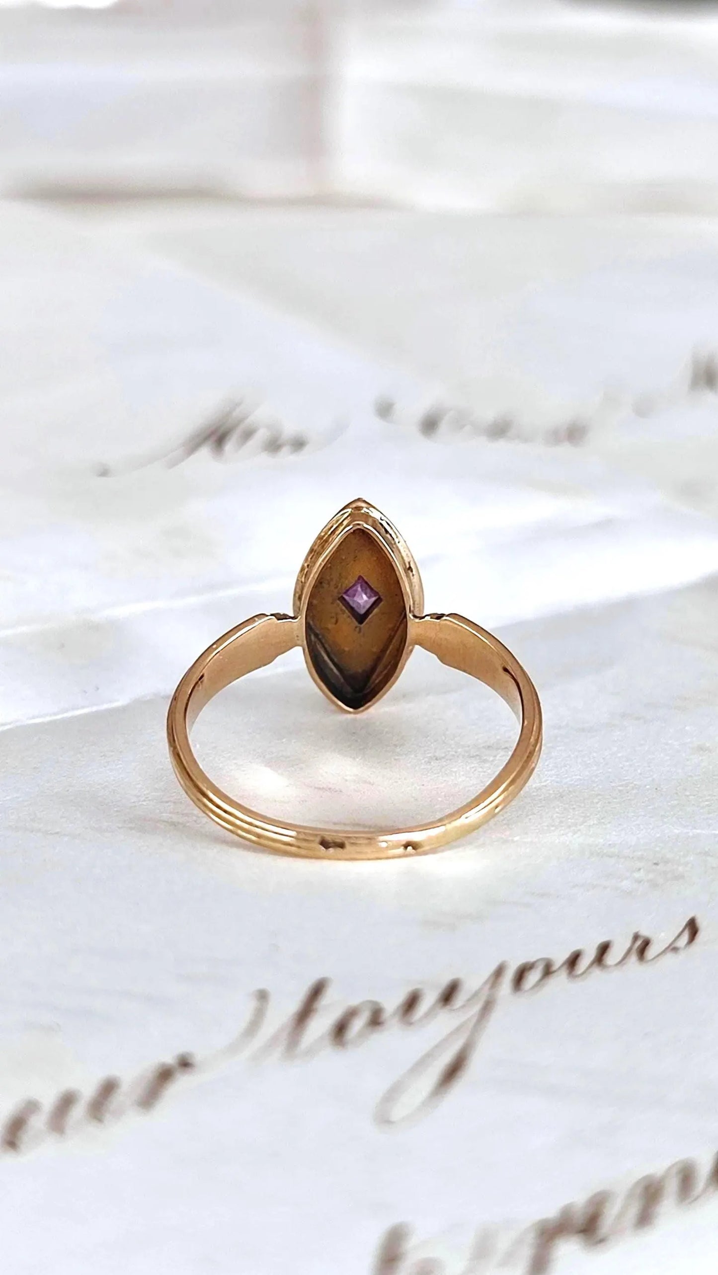 Bague marquise Napoléon III en or rose 18k, saphir rose, perles fines et émail noir - bijou de sentiment