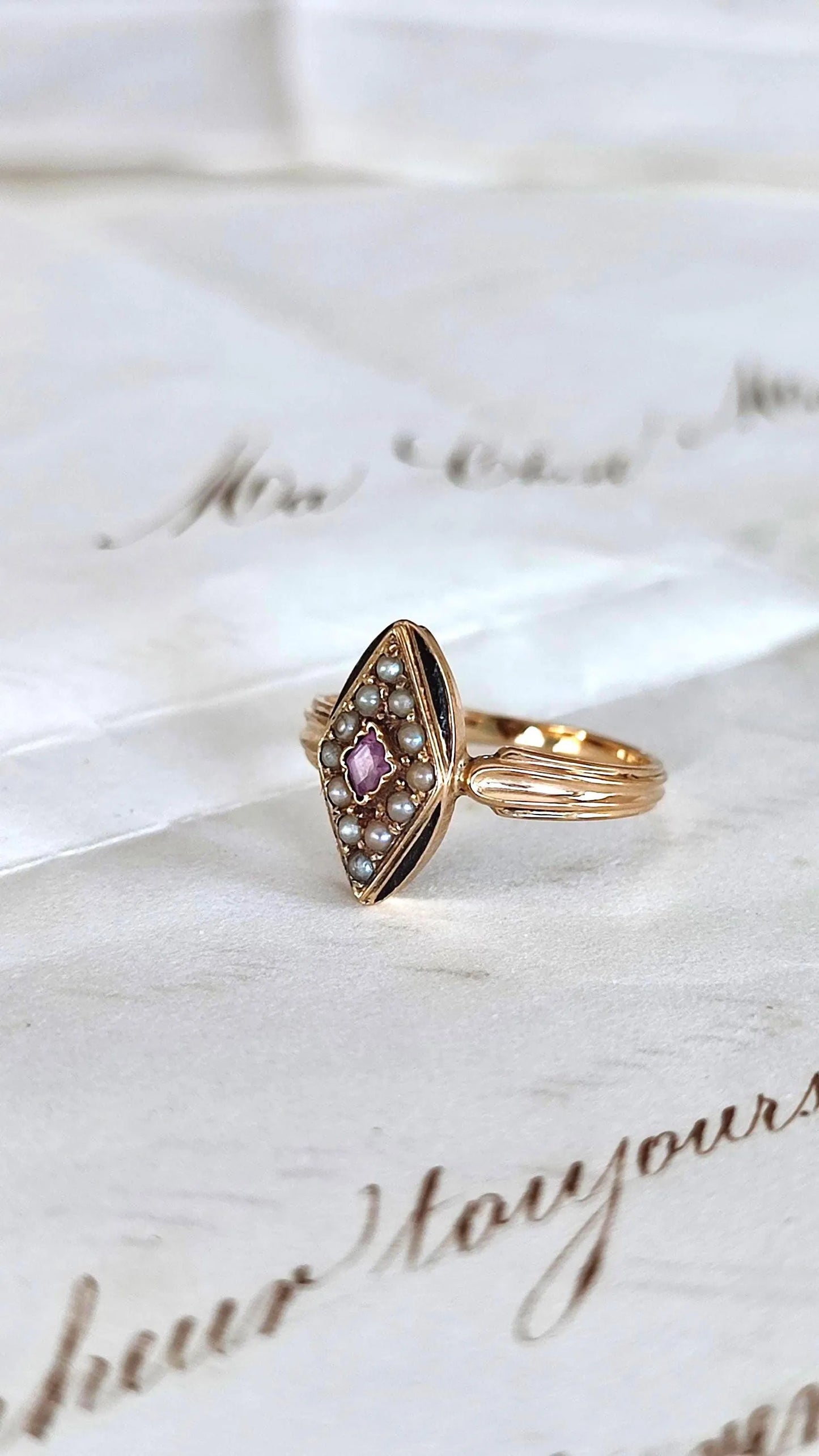 Bague marquise Napoléon III en or rose 18k, saphir rose, perles fines et émail noir - bijou de sentiment