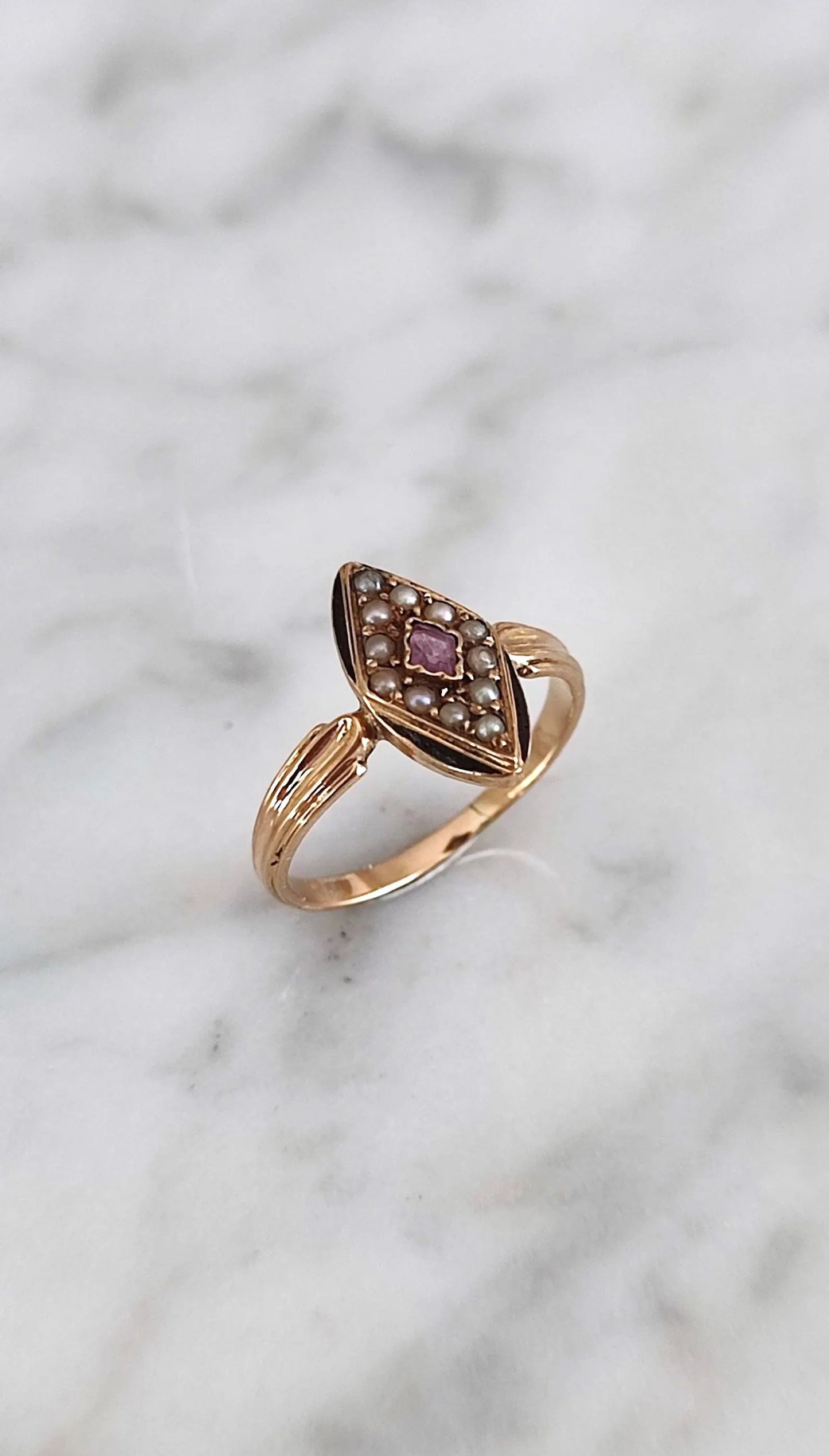 Bague marquise Napoléon III en or rose 18k, saphir rose, perles fines et émail noir - bijou de sentiment