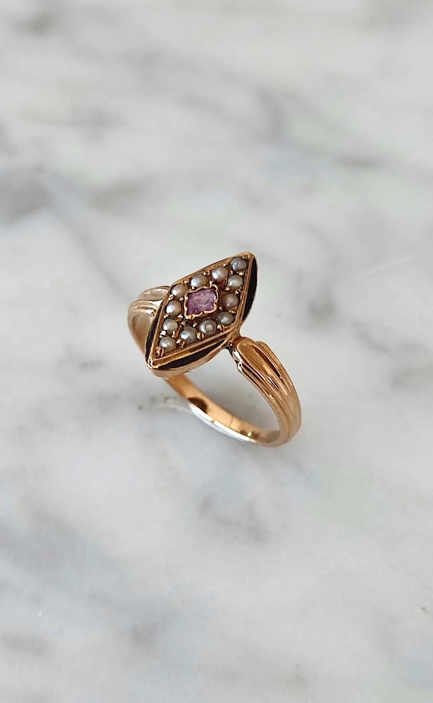 Bague marquise Napoléon III en or rose 18k, saphir rose, perles fines et émail noir - bijou de sentiment