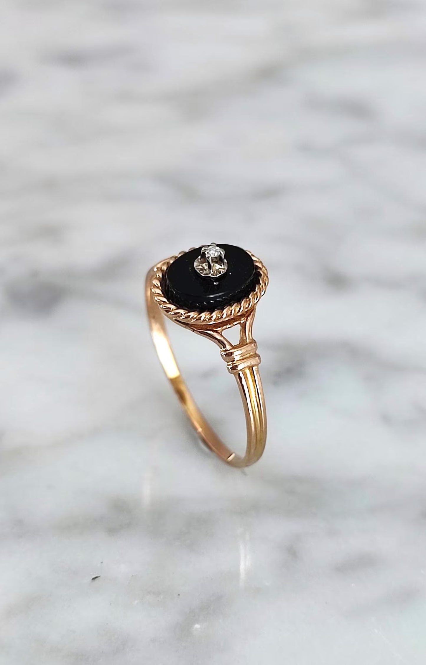 Bague ancienne en or jaune 18k, onyx et diamant - Art Déco
