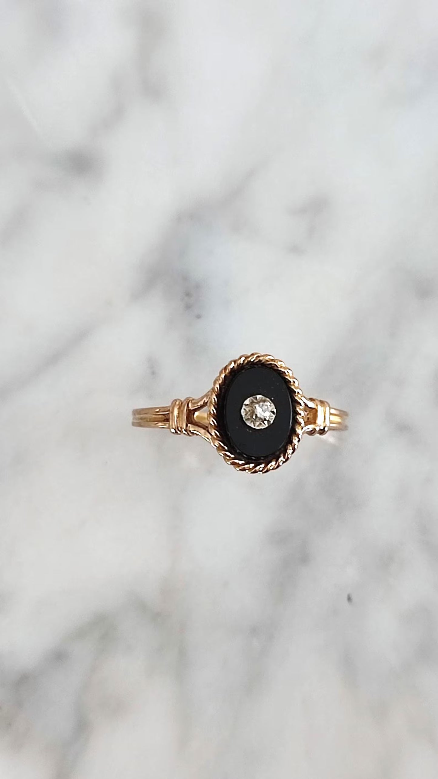 Bague ancienne en or jaune 18k, onyx et diamant - Art Déco
