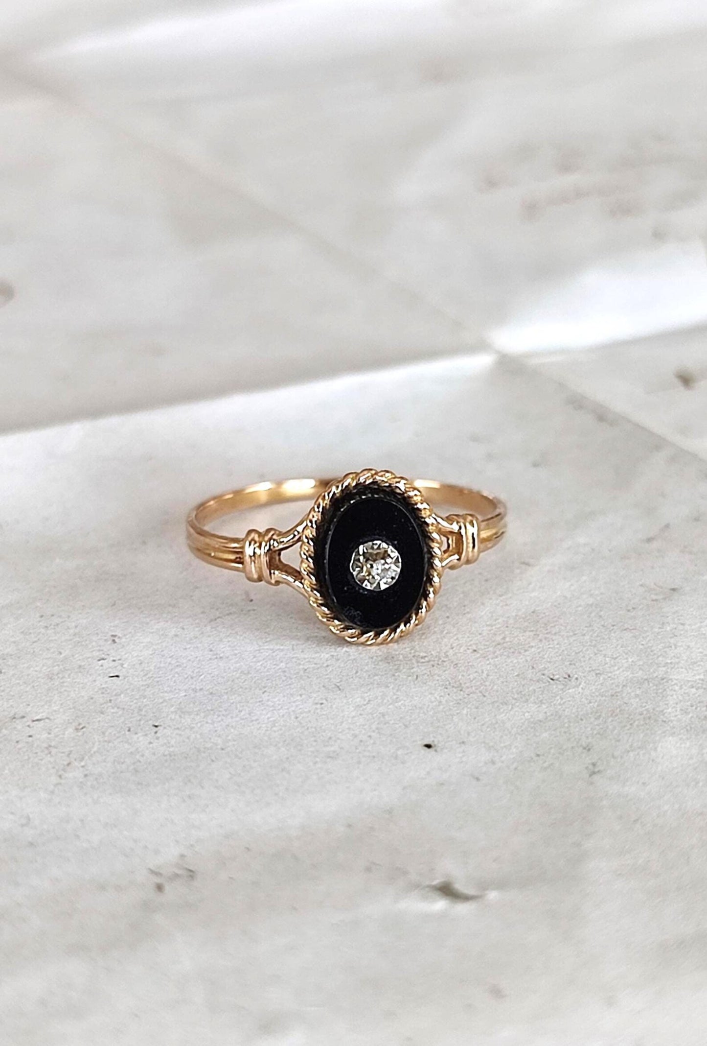 Bague ancienne en or jaune 18k, onyx et diamant - Art Déco