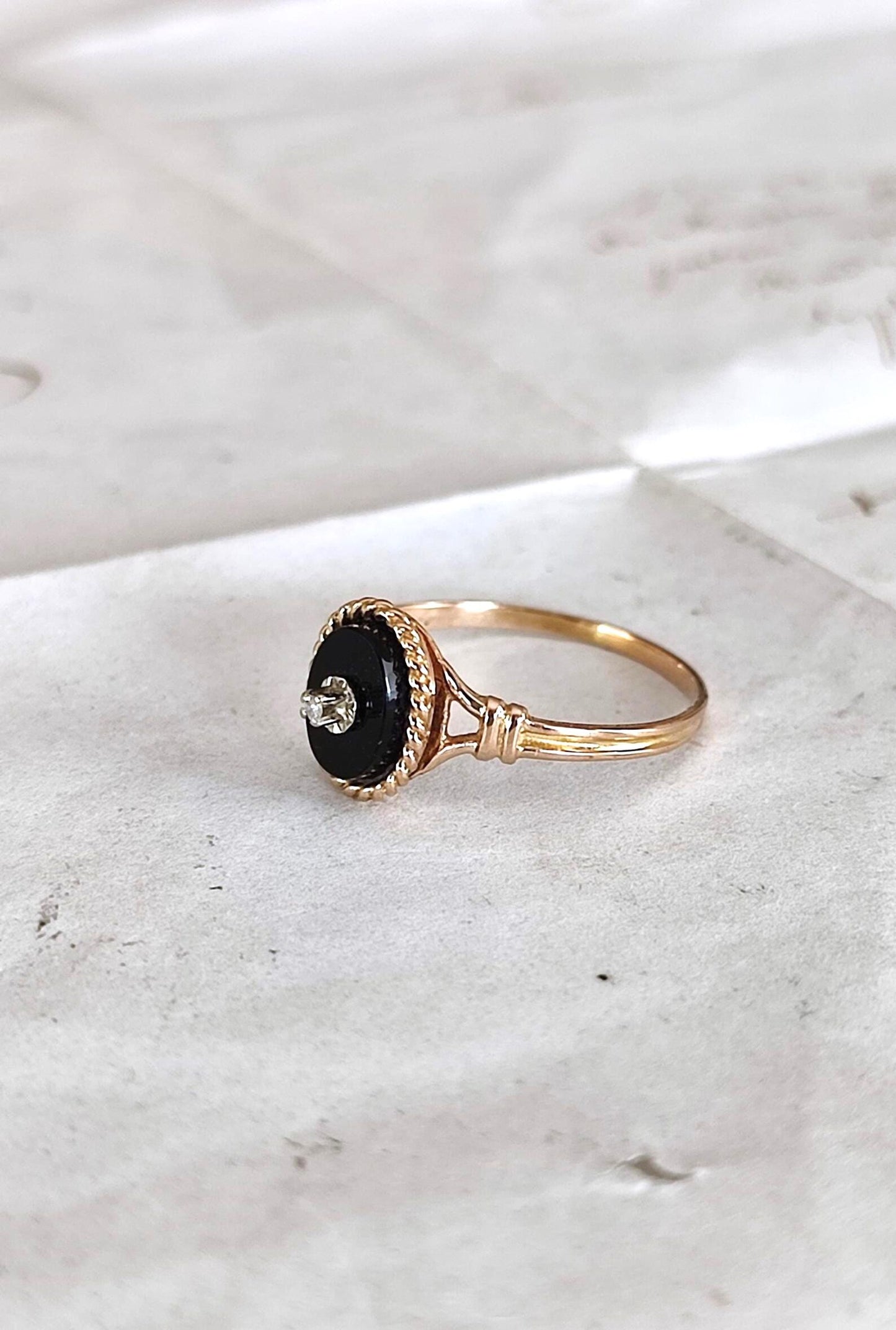 Bague ancienne en or jaune 18k, onyx et diamant - Art Déco