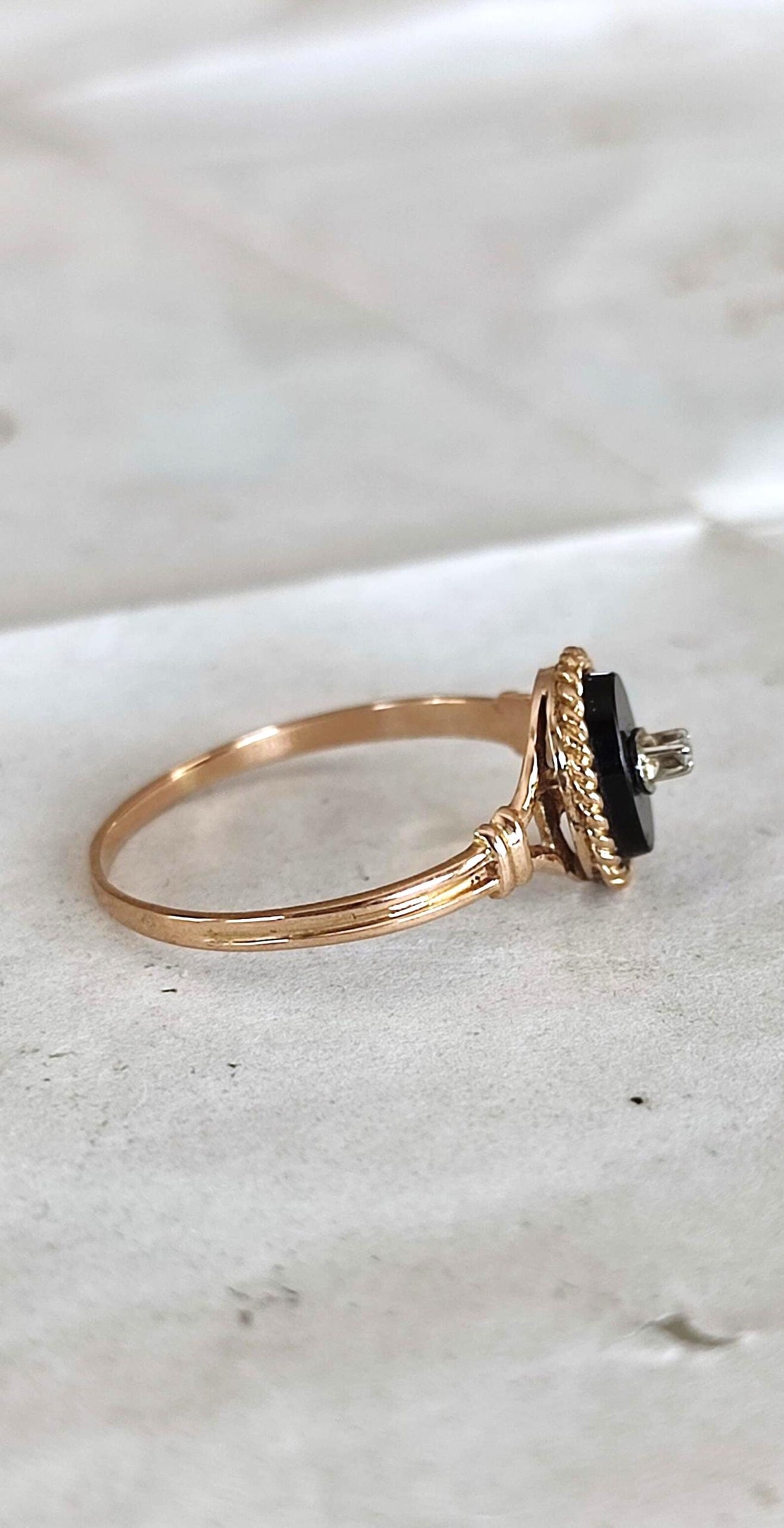 Bague ancienne en or jaune 18k, onyx et diamant - Art Déco