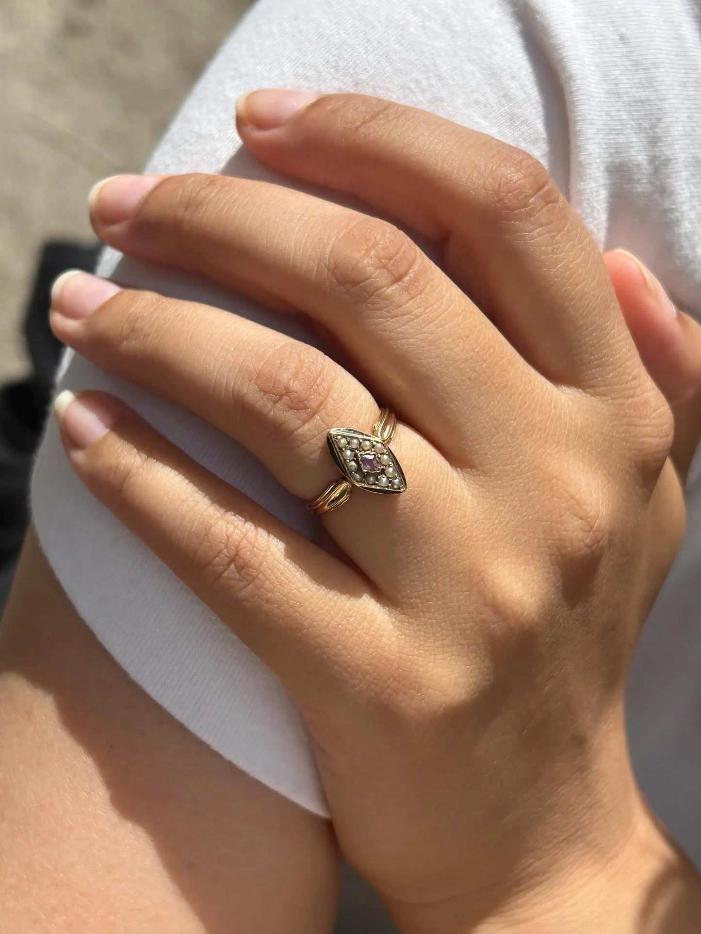Bague marquise Napoléon III en or rose 18k, saphir rose, perles fines et émail noir - bijou de sentiment