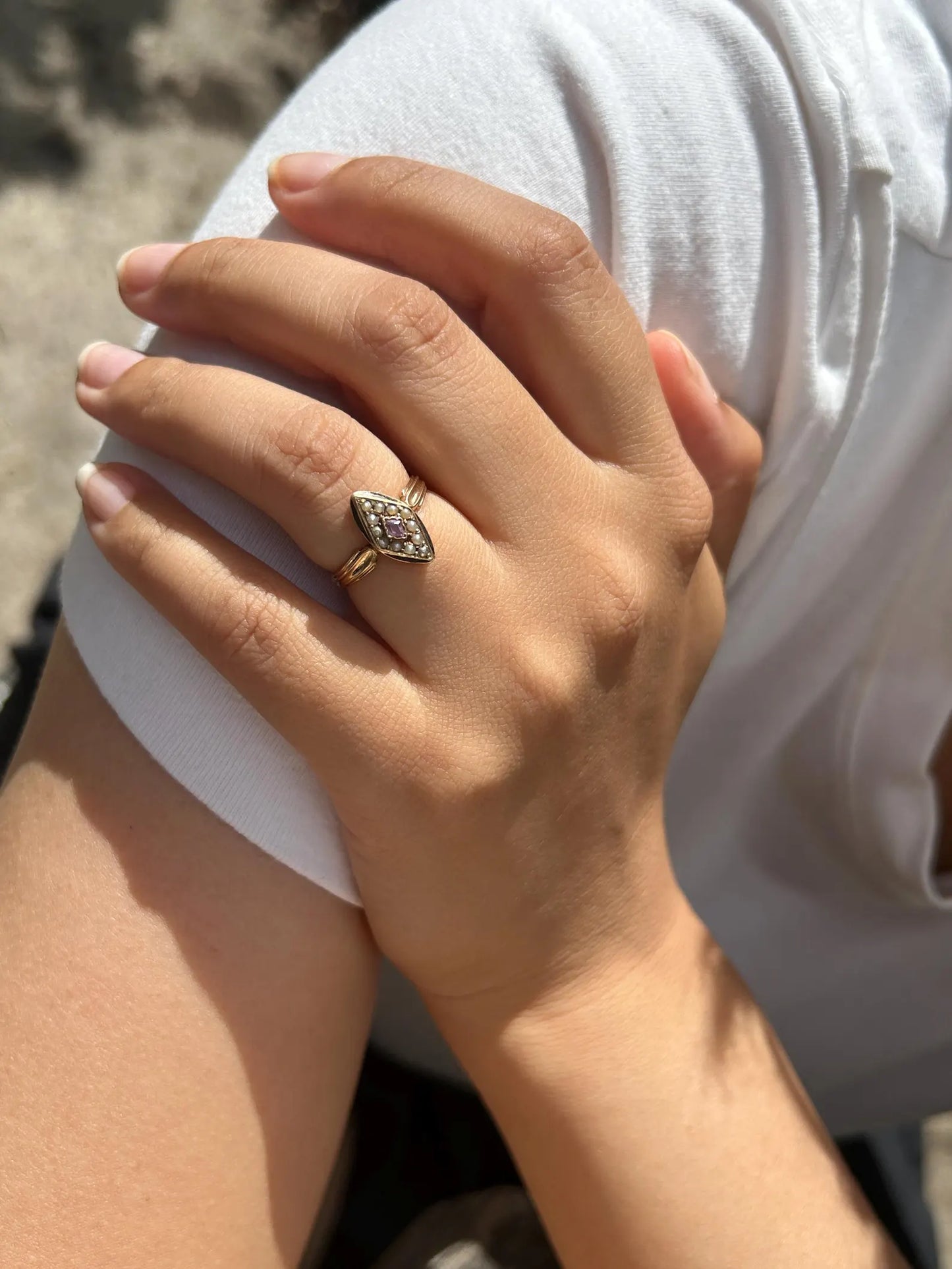 Bague marquise Napoléon III en or rose 18k, saphir rose, perles fines et émail noir - bijou de sentiment