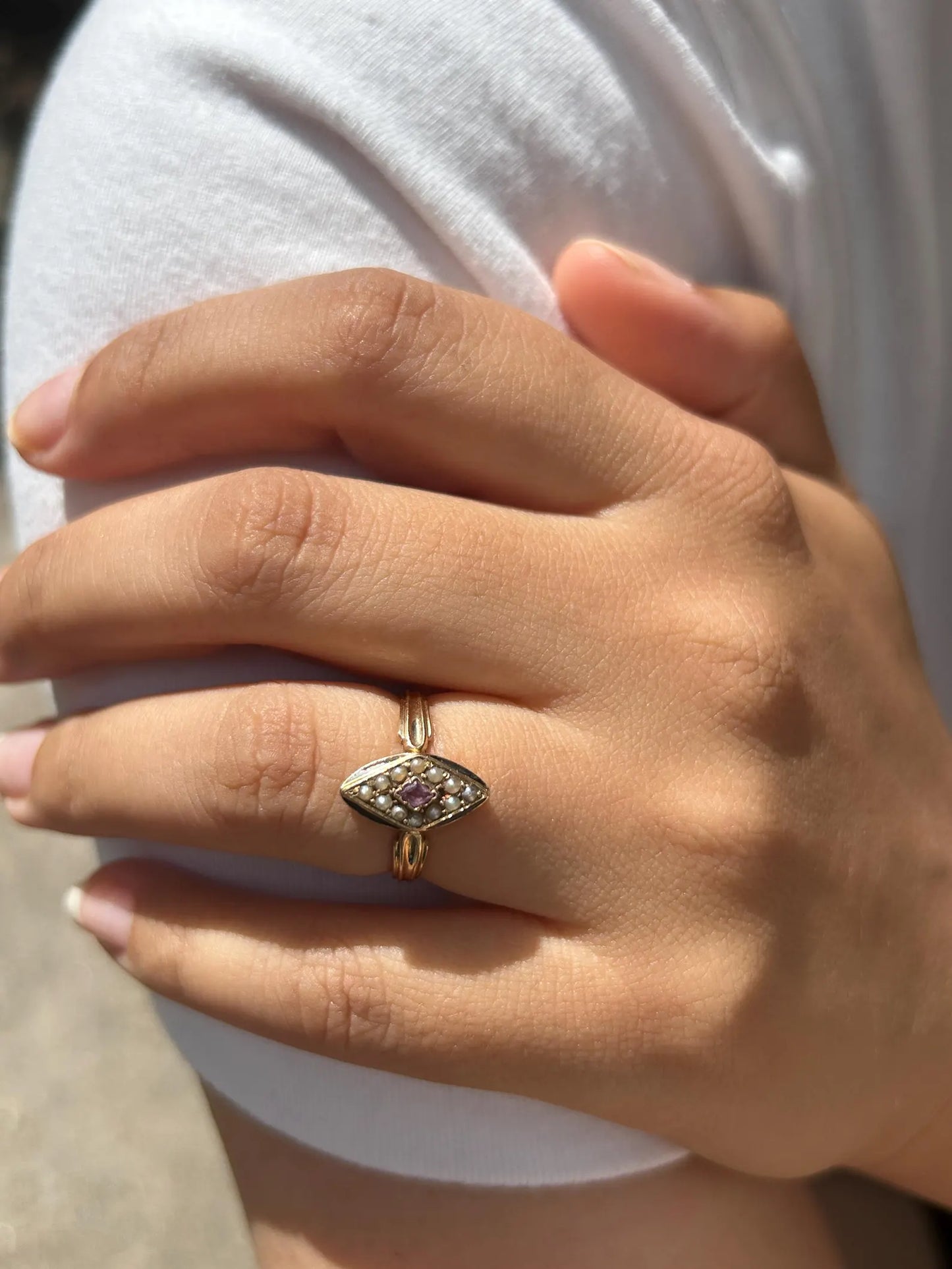 Bague marquise Napoléon III en or rose 18k, saphir rose, perles fines et émail noir - bijou de sentiment