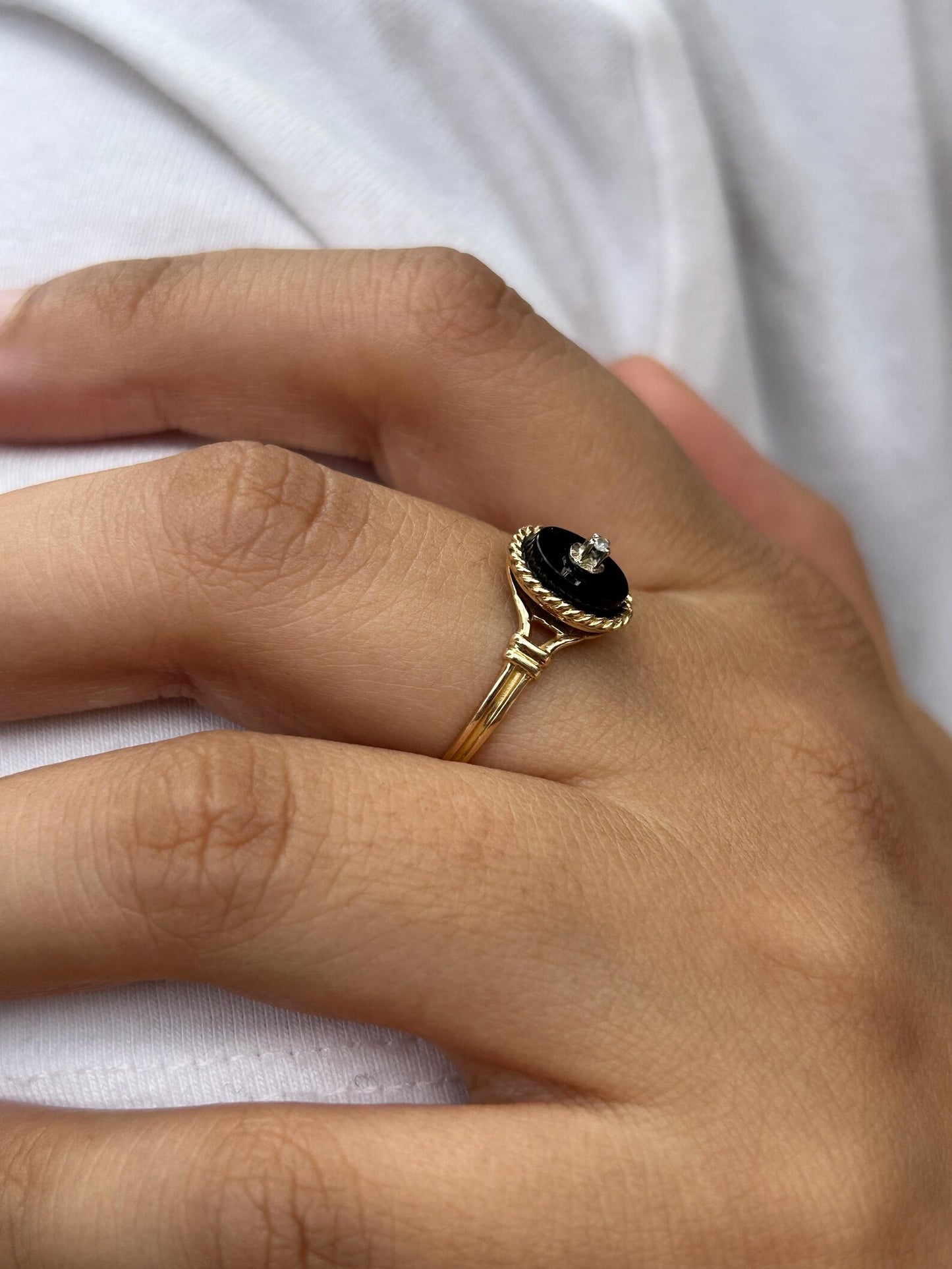 Bague ancienne en or jaune 18k, onyx et diamant - Art Déco