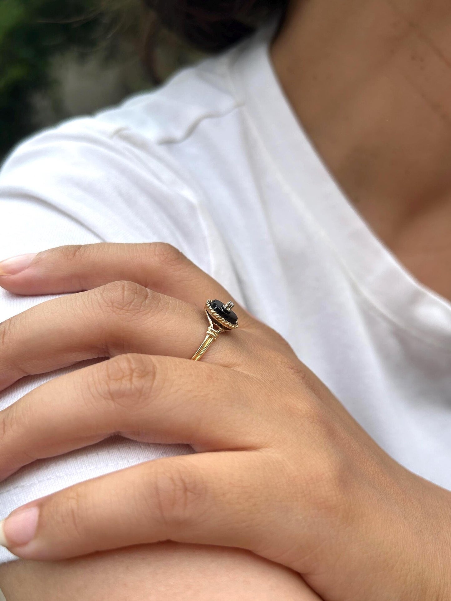 Bague ancienne en or jaune 18k, onyx et diamant - Art Déco