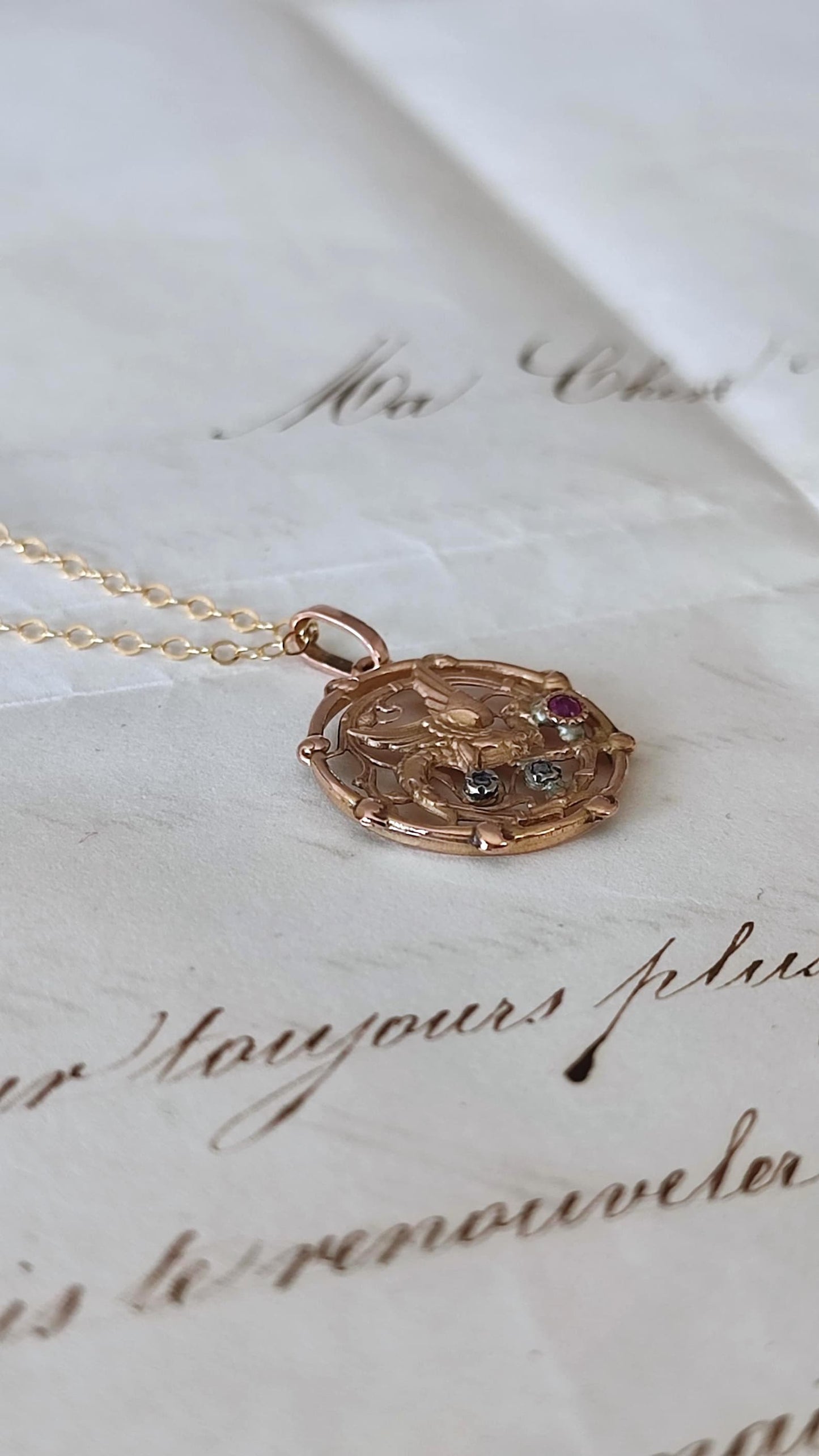 Pendentif ancien chimère en or rose 18K, rubis et éclats de diamants - Pendentif néogothique XIXe siècle