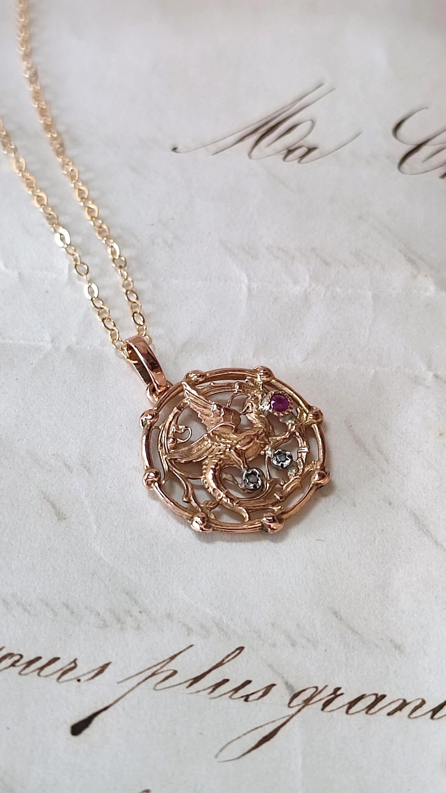 Pendentif ancien chimère en or rose 18K, rubis et éclats de diamants - Pendentif néogothique XIXe siècle