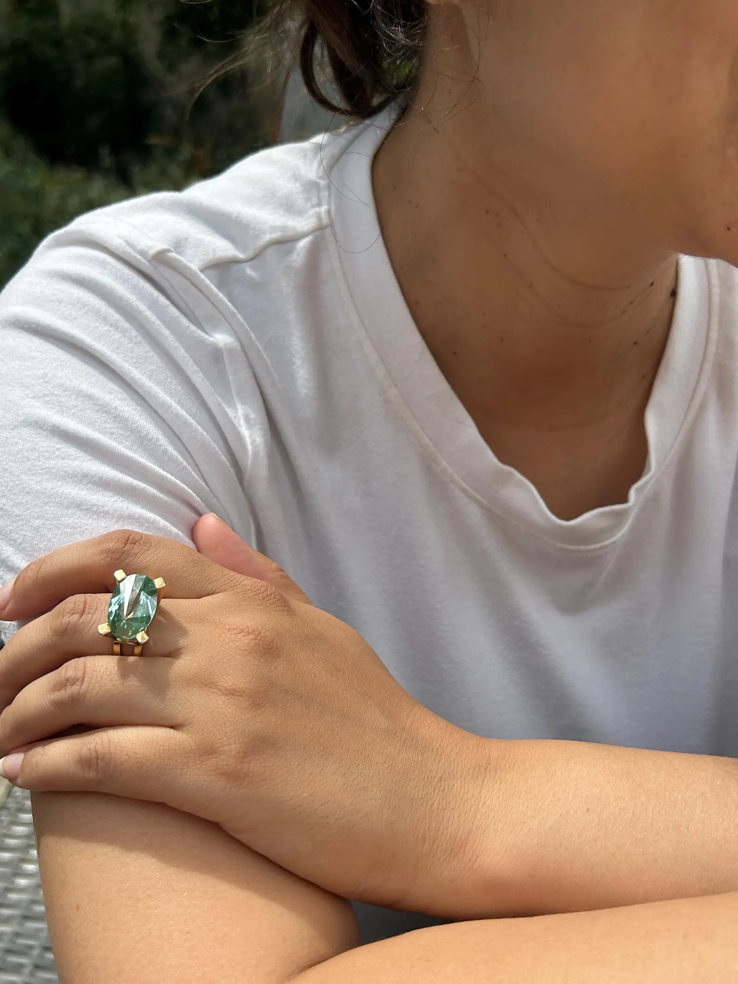 Bague cocktail de style Moderniste (1960-1970) en or jaune 18k et spinelle de synthèse bleu-vert - bague vintage expérimentale