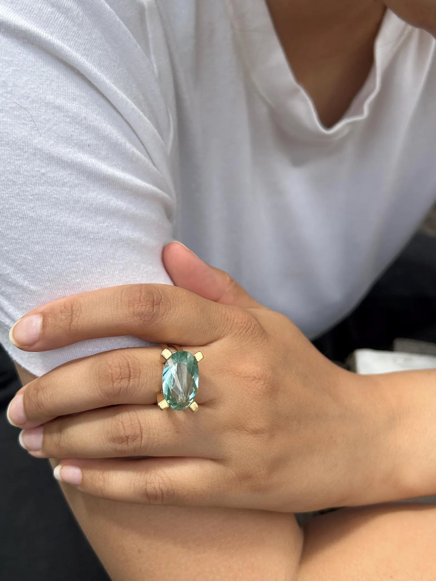 Bague cocktail de style Moderniste (1960-1970) en or jaune 18k et spinelle de synthèse bleu-vert - bague vintage expérimentale