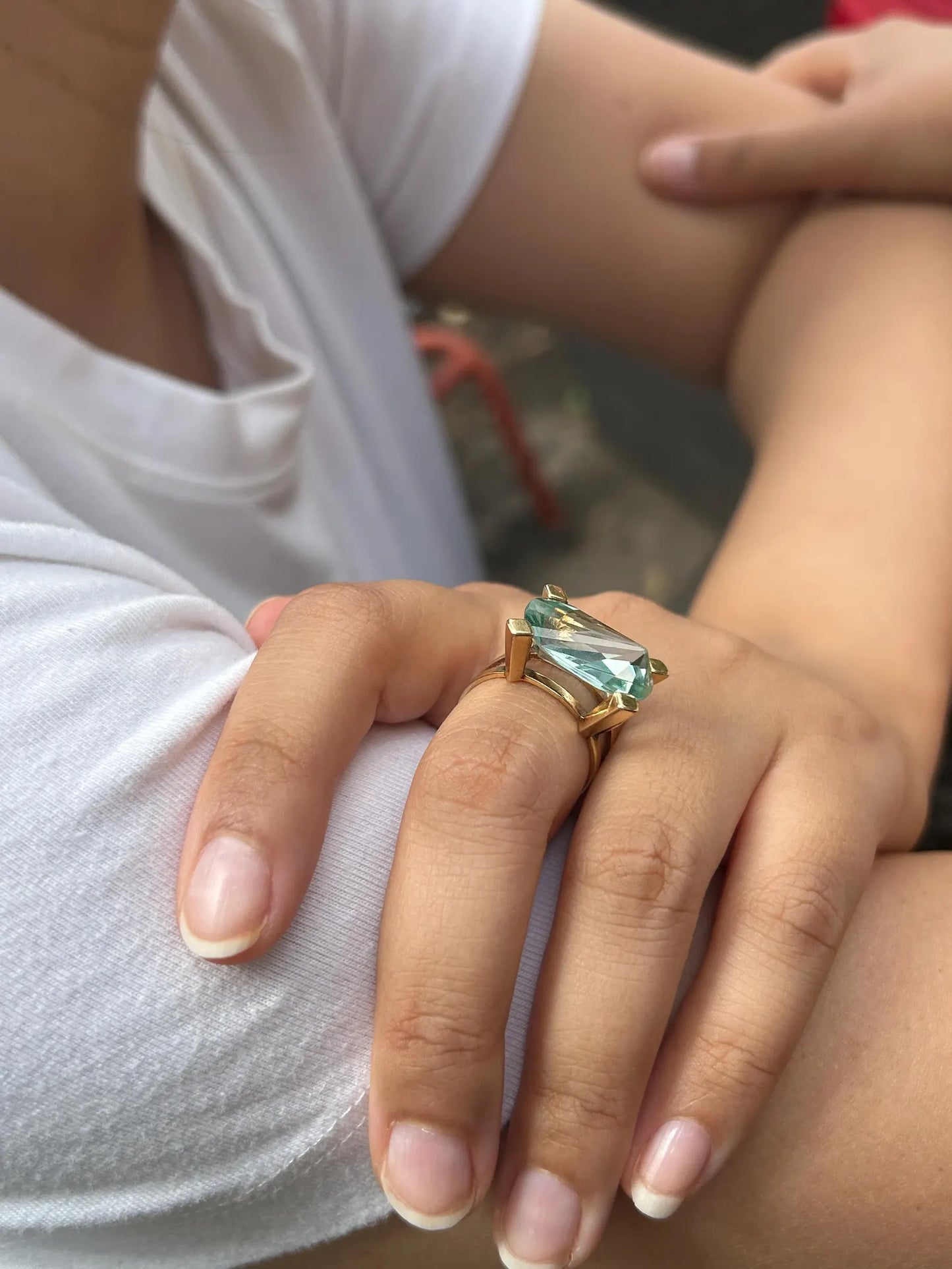Bague cocktail de style Moderniste (1960-1970) en or jaune 18k et spinelle de synthèse bleu-vert - bague vintage expérimentale