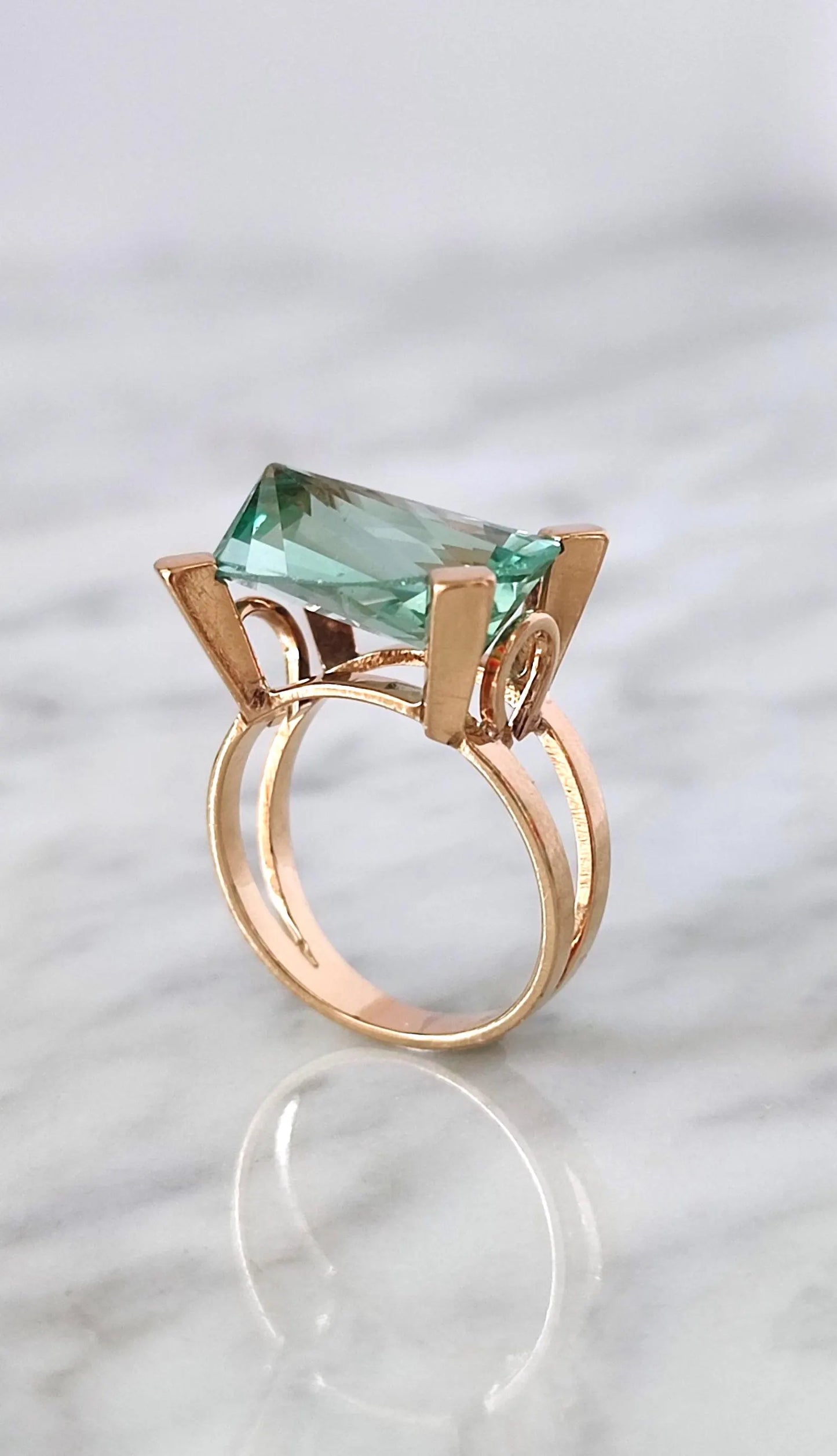 Bague cocktail de style Moderniste (1960-1970) en or jaune 18k et spinelle de synthèse bleu-vert - bague vintage expérimentale