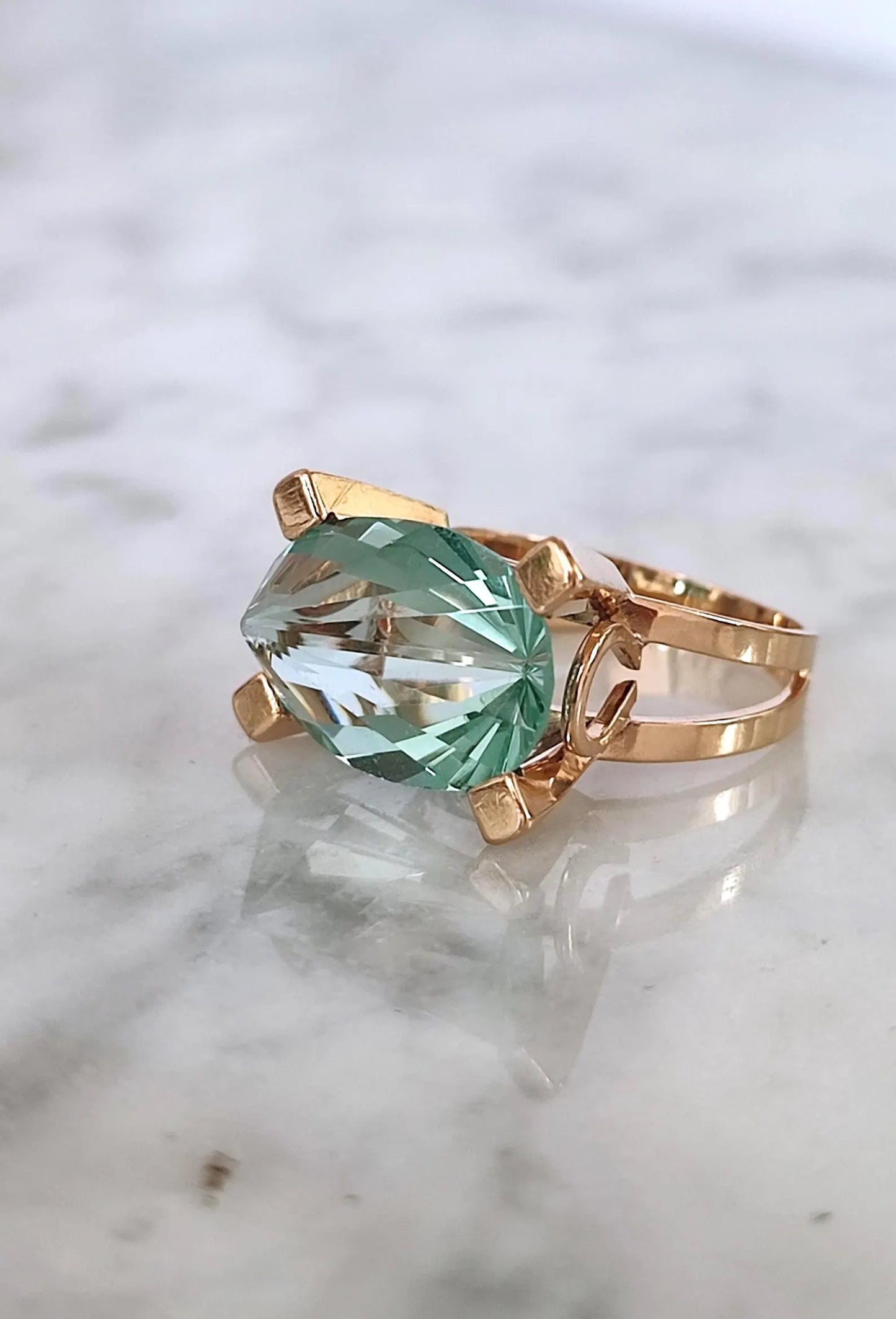 Bague cocktail de style Moderniste (1960-1970) en or jaune 18k et spinelle de synthèse bleu-vert - bague vintage expérimentale