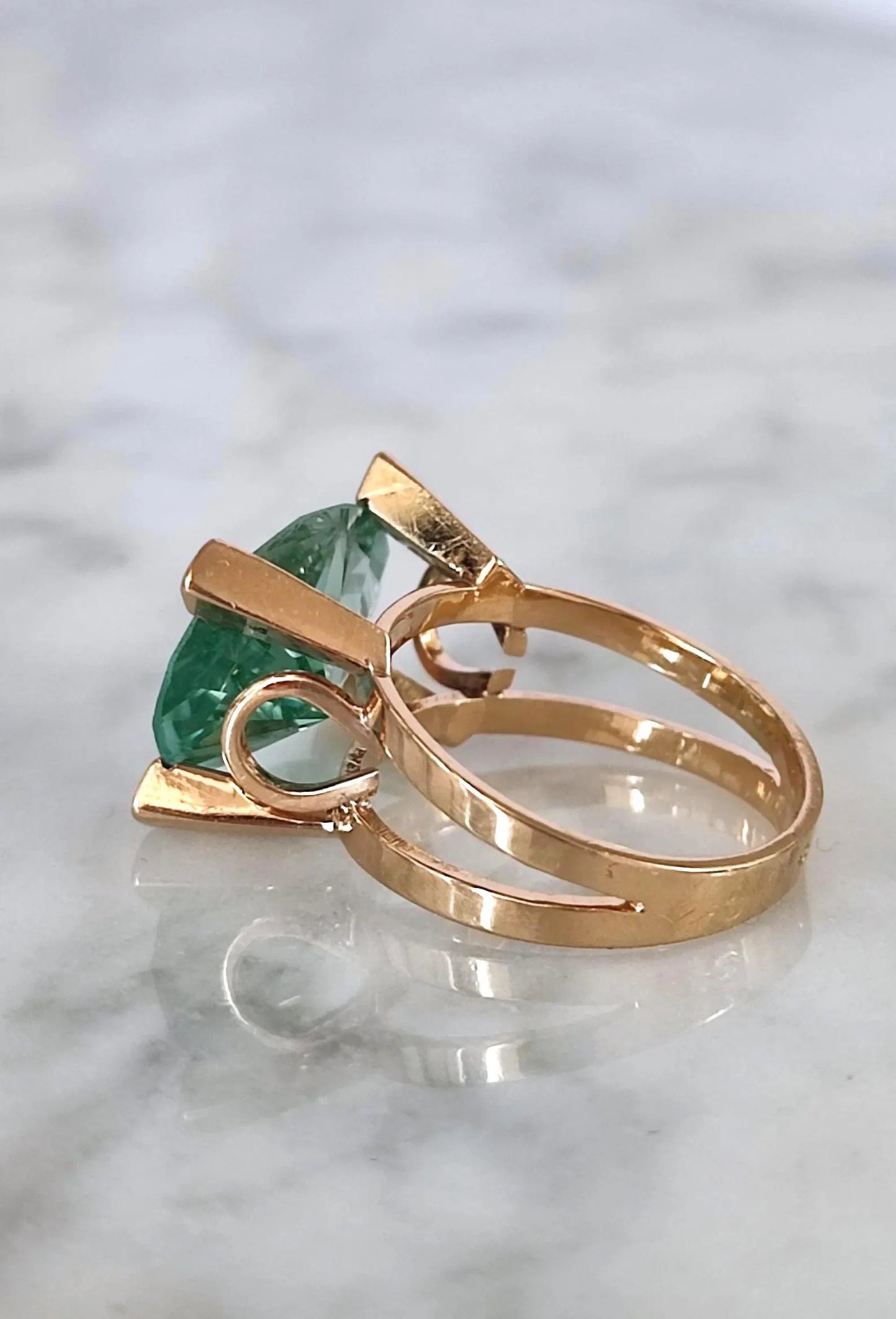 Bague cocktail de style Moderniste (1960-1970) en or jaune 18k et spinelle de synthèse bleu-vert - bague vintage expérimentale