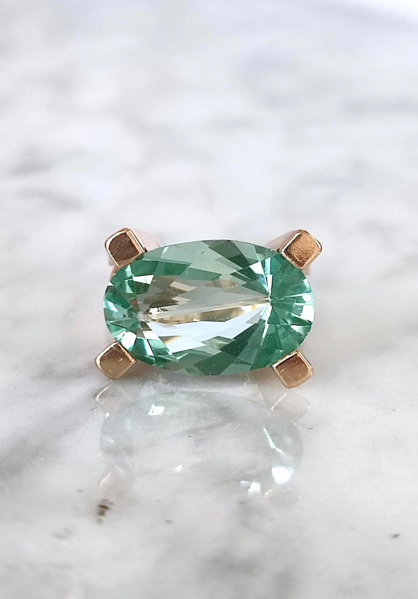 Bague cocktail de style Moderniste (1960-1970) en or jaune 18k et spinelle de synthèse bleu-vert - bague vintage expérimentale
