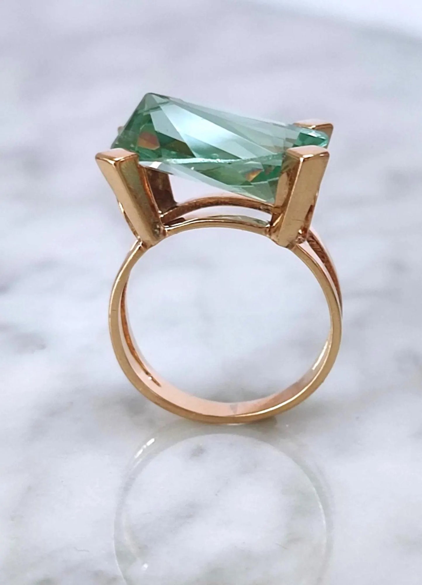 Bague cocktail de style Moderniste (1960-1970) en or jaune 18k et spinelle de synthèse bleu-vert - bague vintage expérimentale