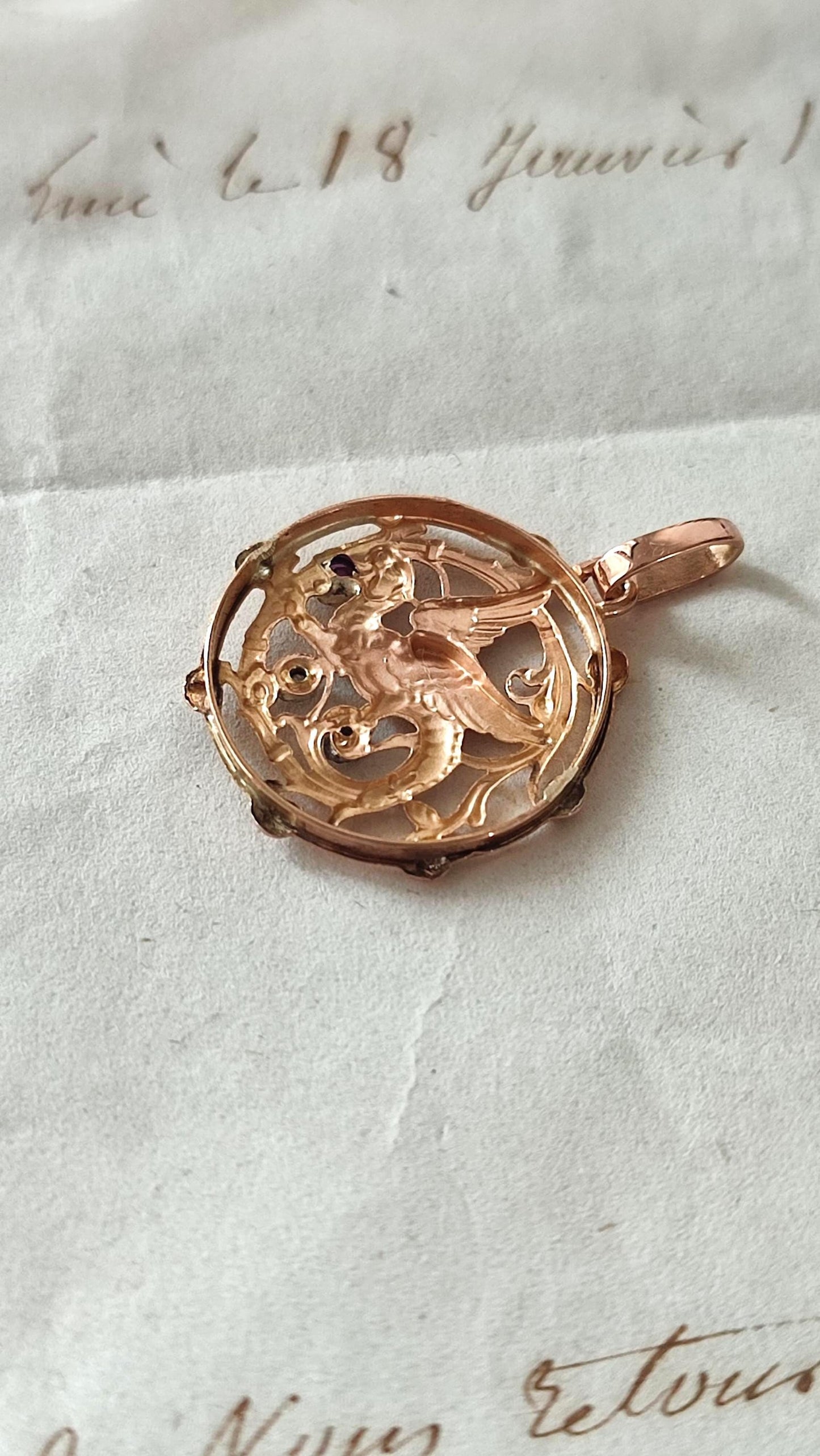 Pendentif ancien chimère en or rose 18K, rubis et éclats de diamants - Pendentif néogothique XIXe siècle