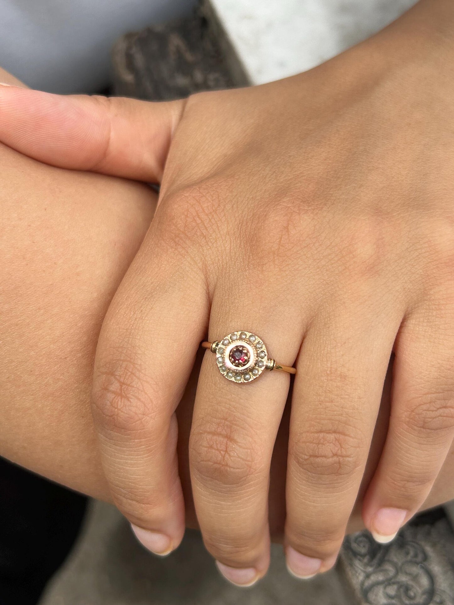 Bague cible ancienne or jaune et rose 18k, grenat, entourage de petites perles (fin XIXe siècle)