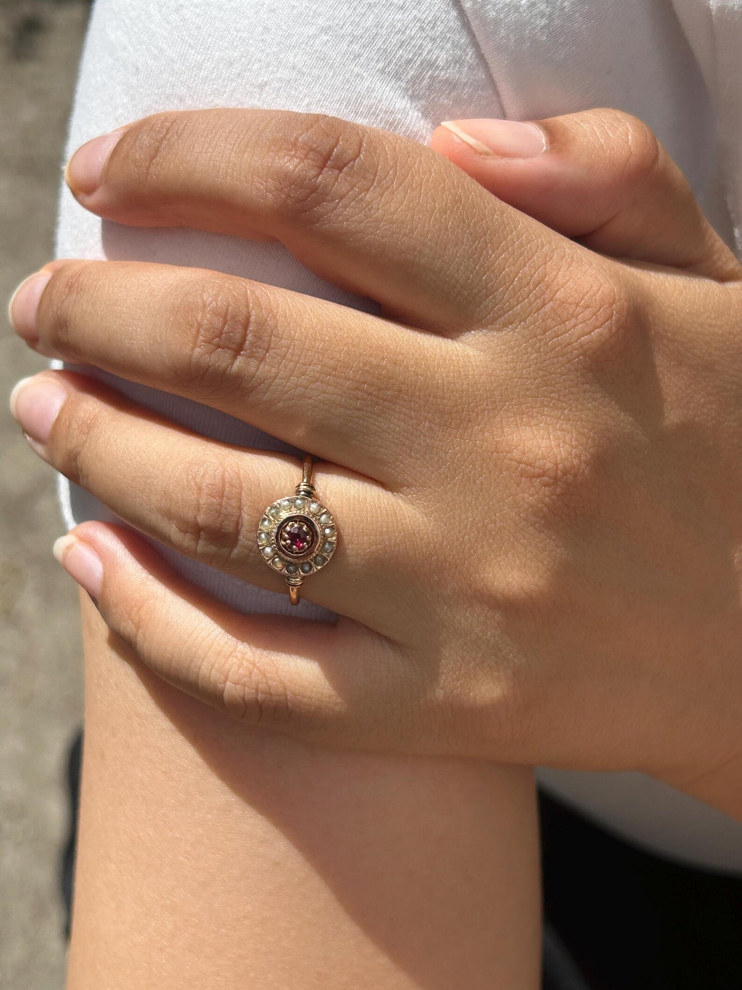 Bague cible ancienne or jaune et rose 18k, grenat, entourage de petites perles (fin XIXe siècle)