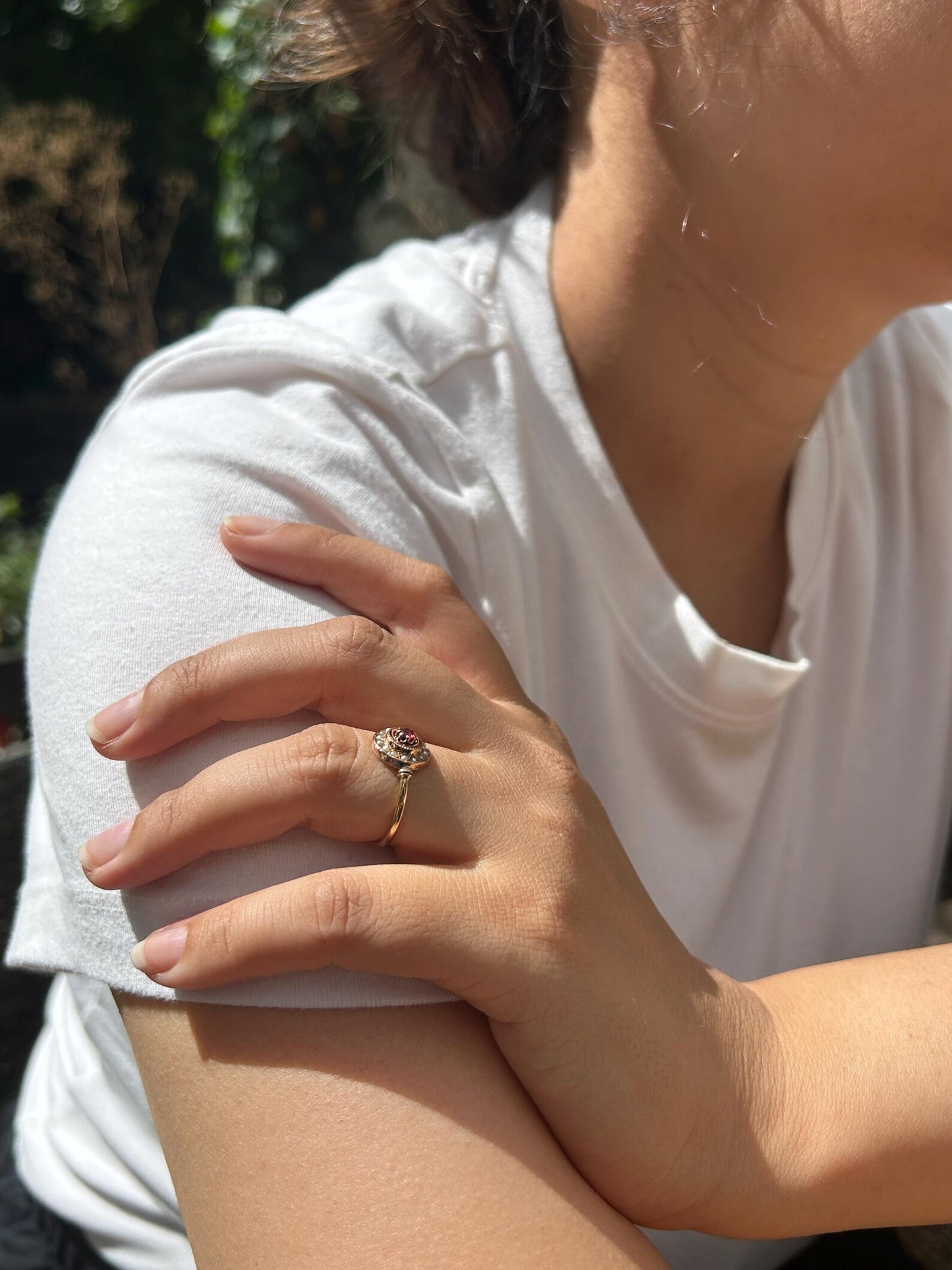 Bague cible ancienne or jaune et rose 18k, grenat, entourage de petites perles (fin XIXe siècle)