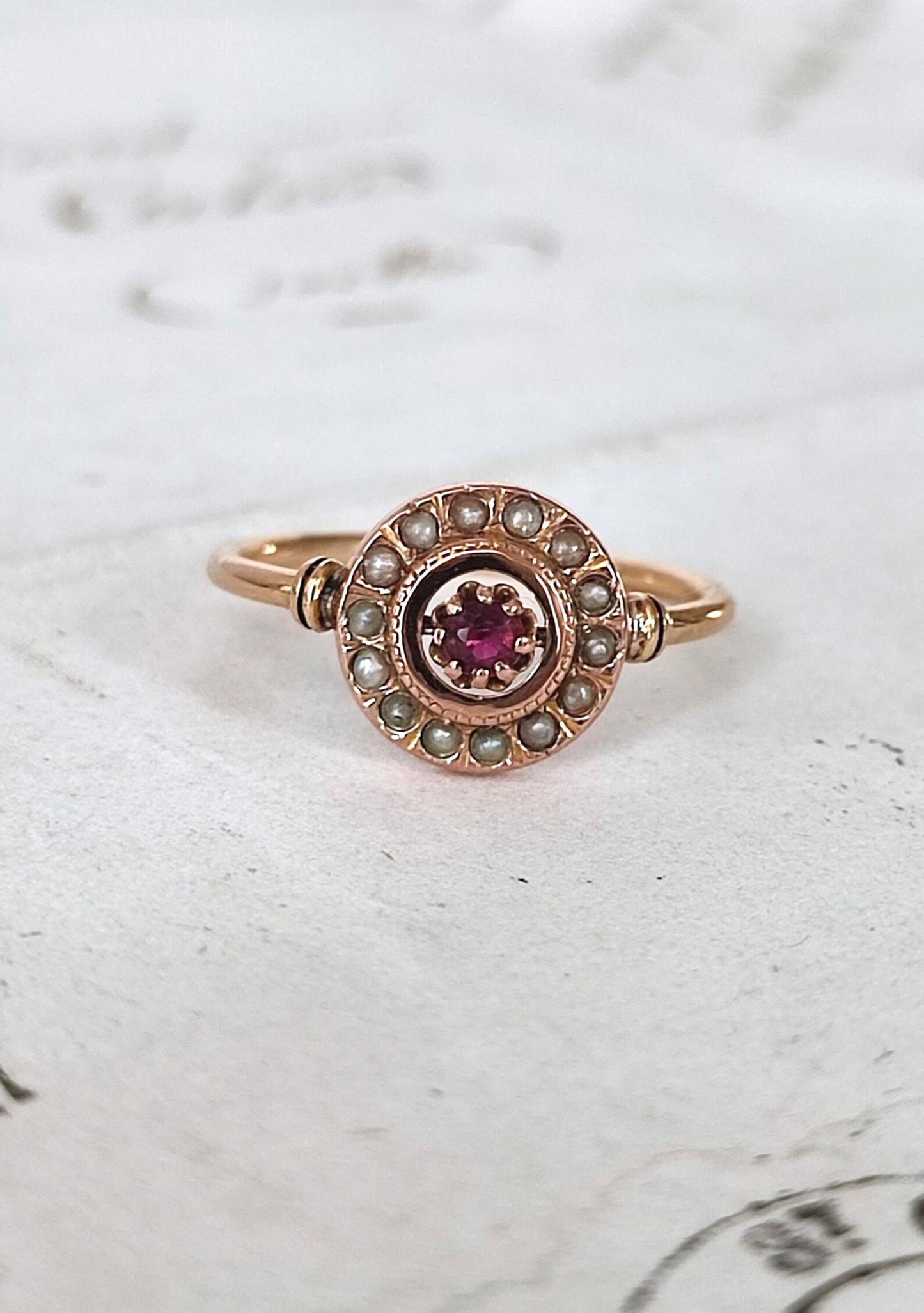 Bague cible ancienne or jaune et rose 18k, grenat, entourage de petites perles (fin XIXe siècle)