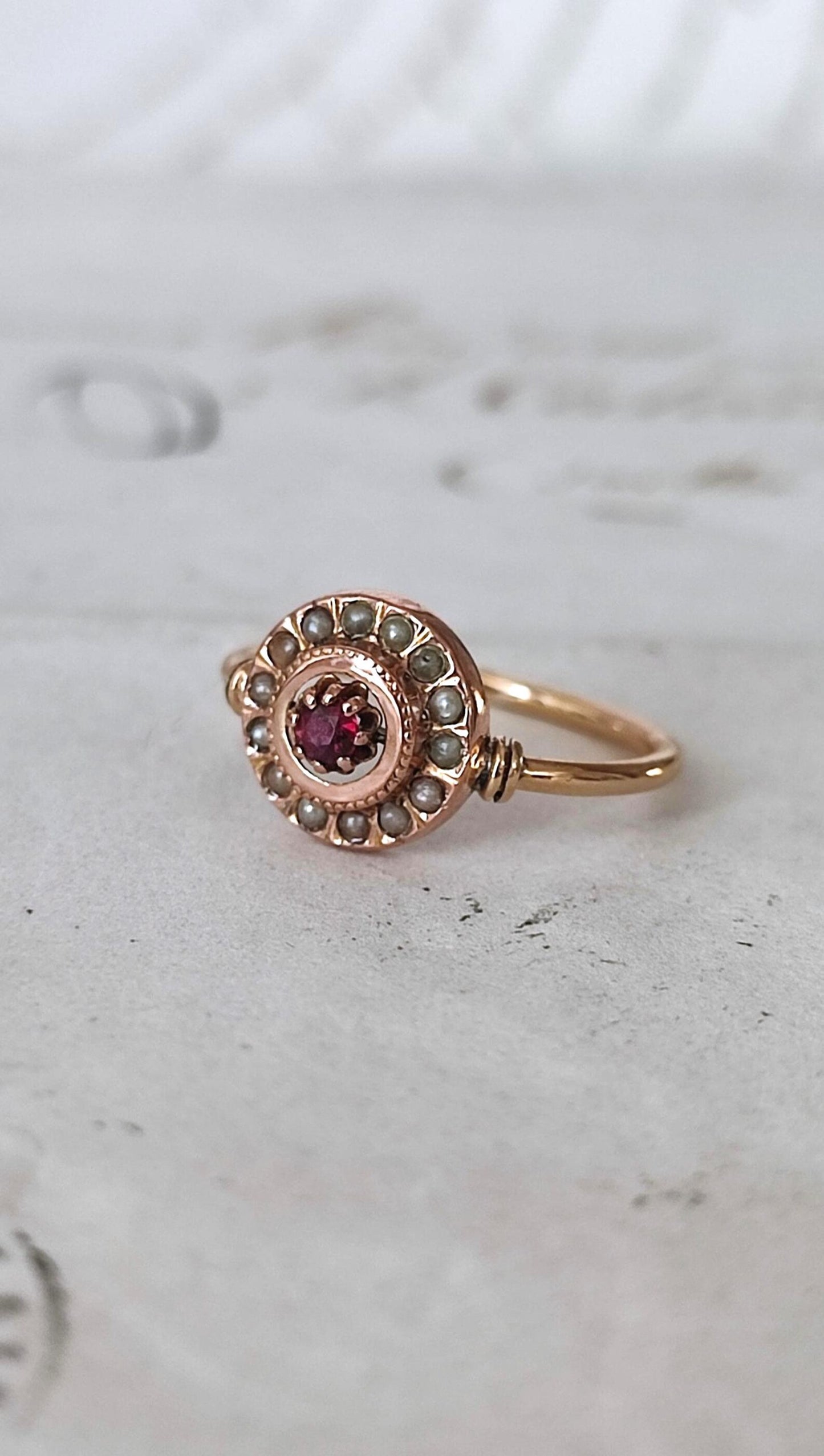 Bague cible ancienne or jaune et rose 18k, grenat, entourage de petites perles (fin XIXe siècle)