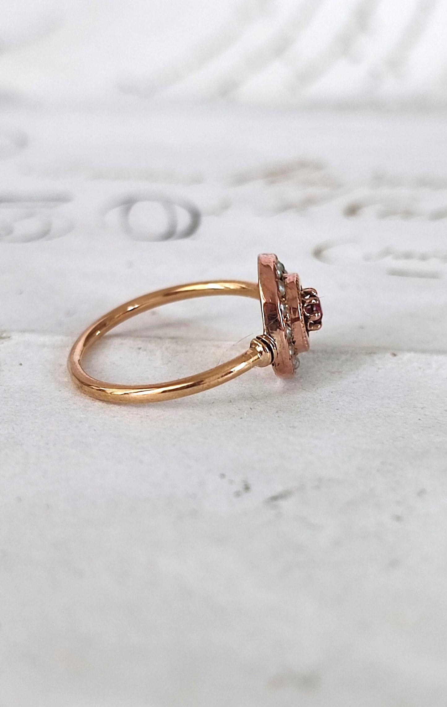 Bague cible ancienne or jaune et rose 18k, grenat, entourage de petites perles (fin XIXe siècle)