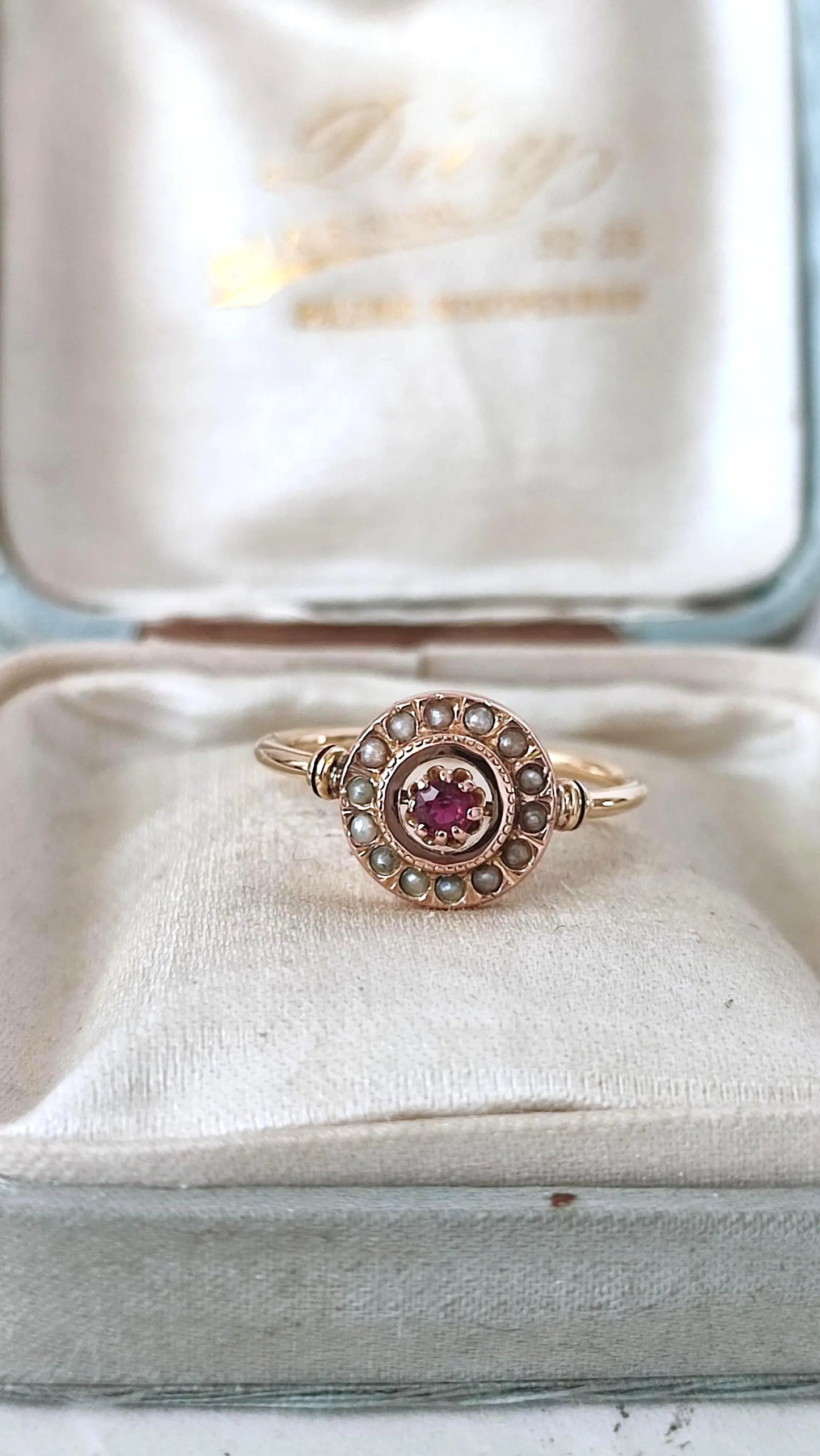 Bague cible ancienne or jaune et rose 18k, grenat, entourage de petites perles (fin XIXe siècle)