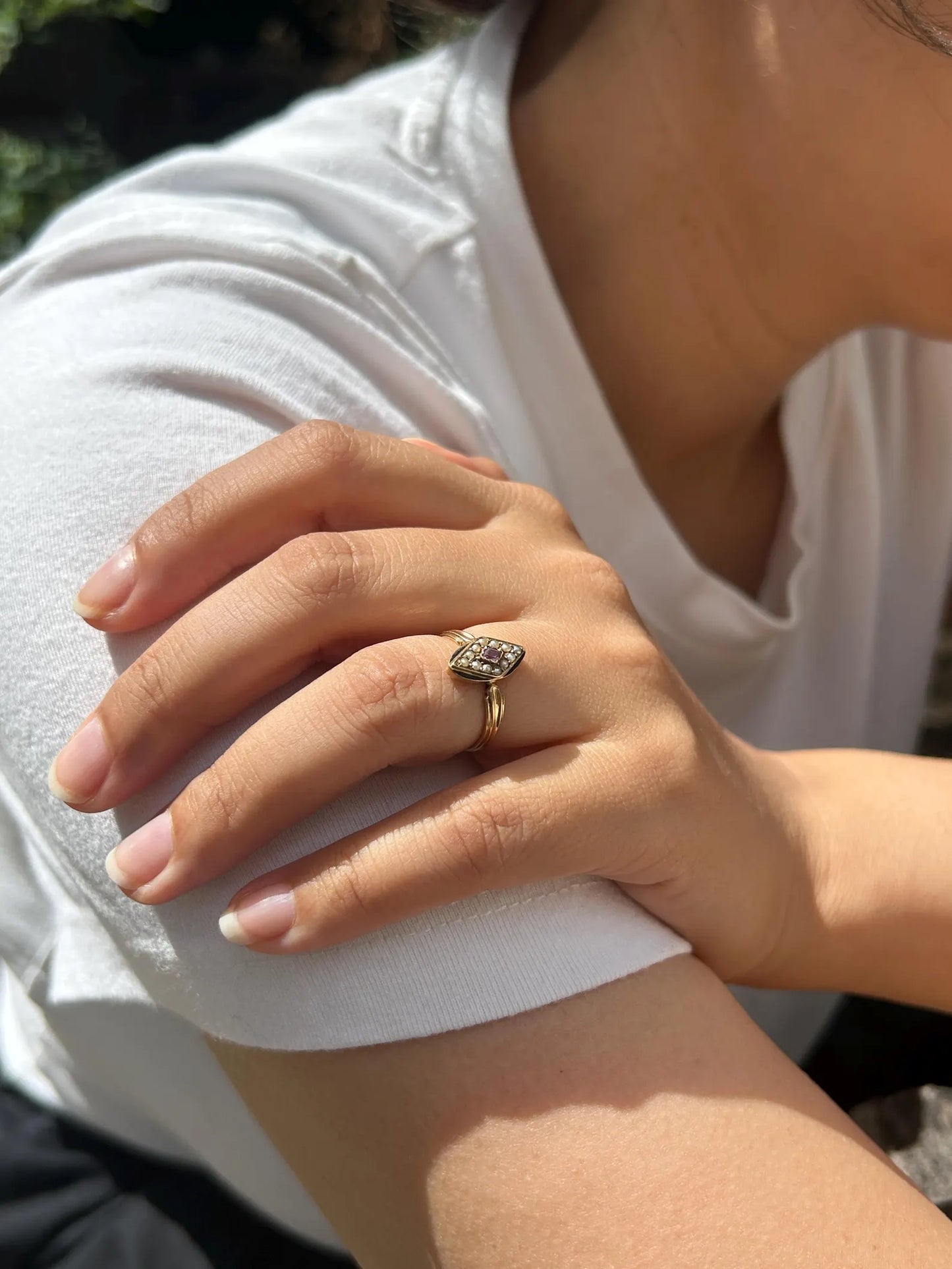 Bague marquise Napoléon III en or rose 18k, saphir rose, perles fines et émail noir - bijou de sentiment
