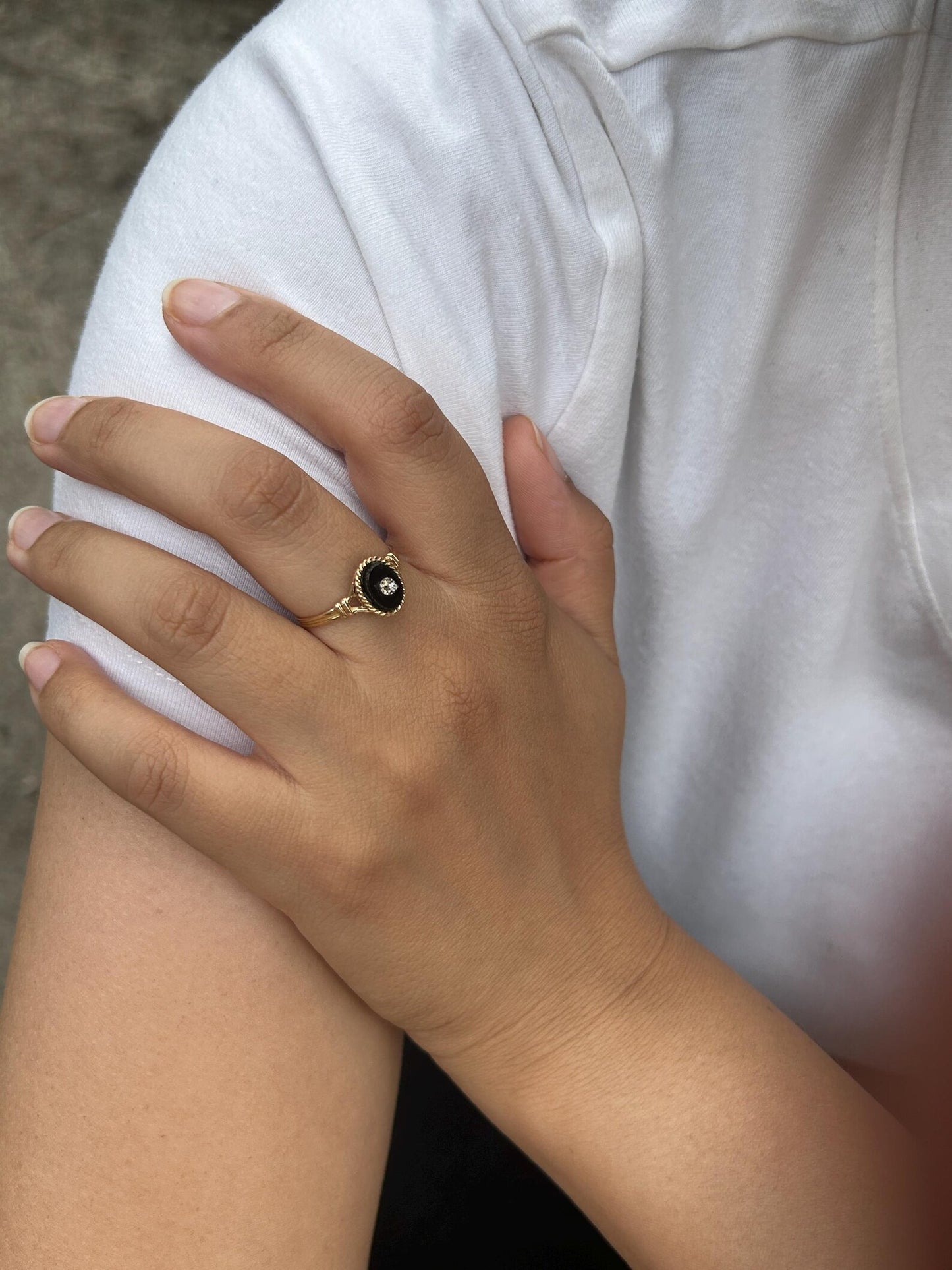 Bague ancienne en or jaune 18k, onyx et diamant - Art Déco